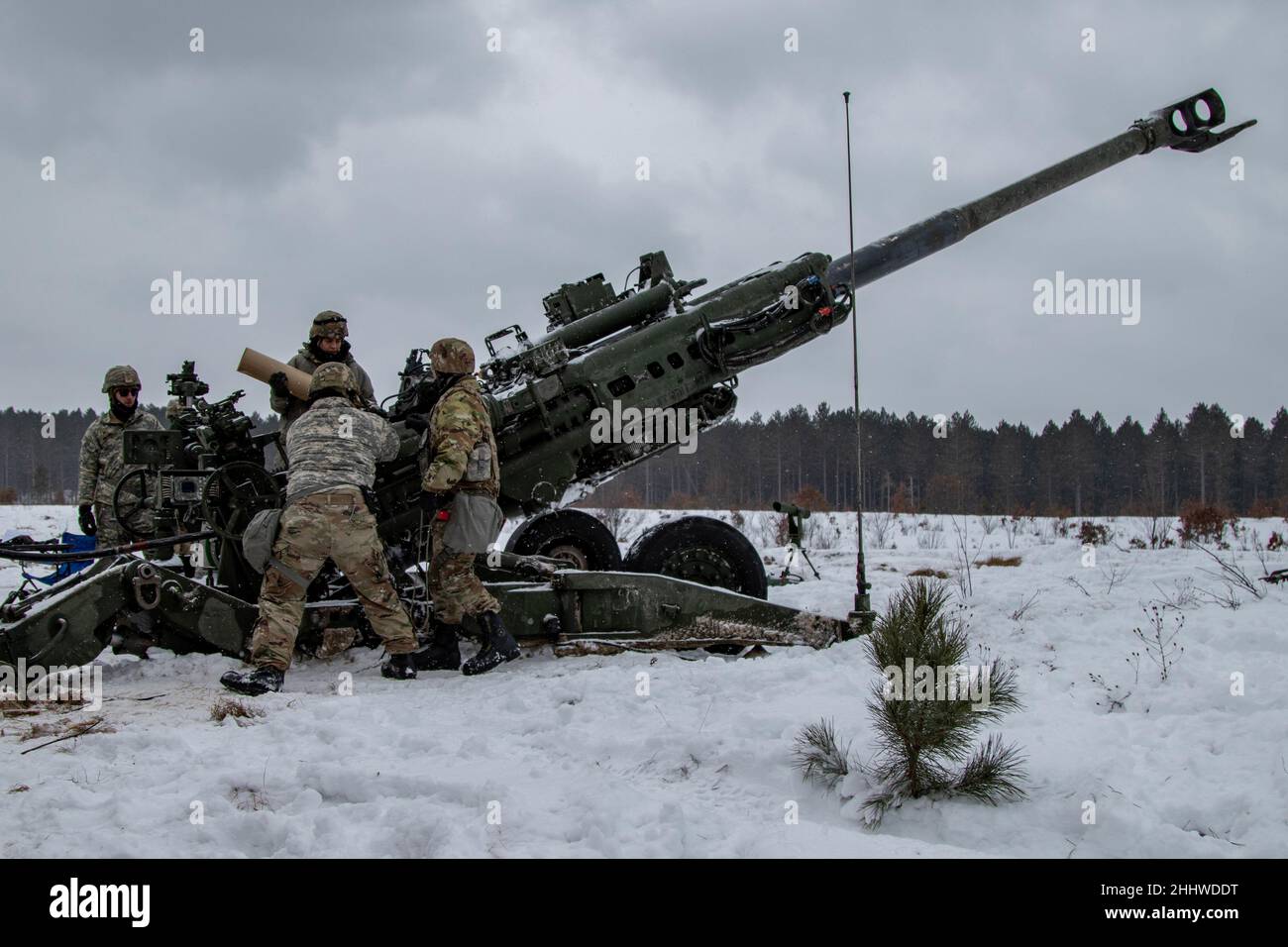 Bravo Battery, 120th Field Artillery Regiment, 32nd Infantry Brigade Combat Team, Wisconsin National Guard, führte eine Feuermission in Camp Greyling, mich, am 24. Januar durch. 2022. Die Veranstaltung fand während des Northern Strike 22-1 („Winterstreik“) statt, einer vom National Guard Bureau gesponserten Übung, die am 21-30. Januar mit Teilnehmern aus mehreren US-Bundesstaaten und Partnerstreitkräften im Camp Greyling Joint Maneuver Training Center und im Alpena Combat Readiness Training Center, Michigan, stattfand. Die zusammen das National All-Domain Warfighting Center (NADWC) (USA Foto der Nationalgarde der Armee von Kapitän Joe Legros) Stockfoto