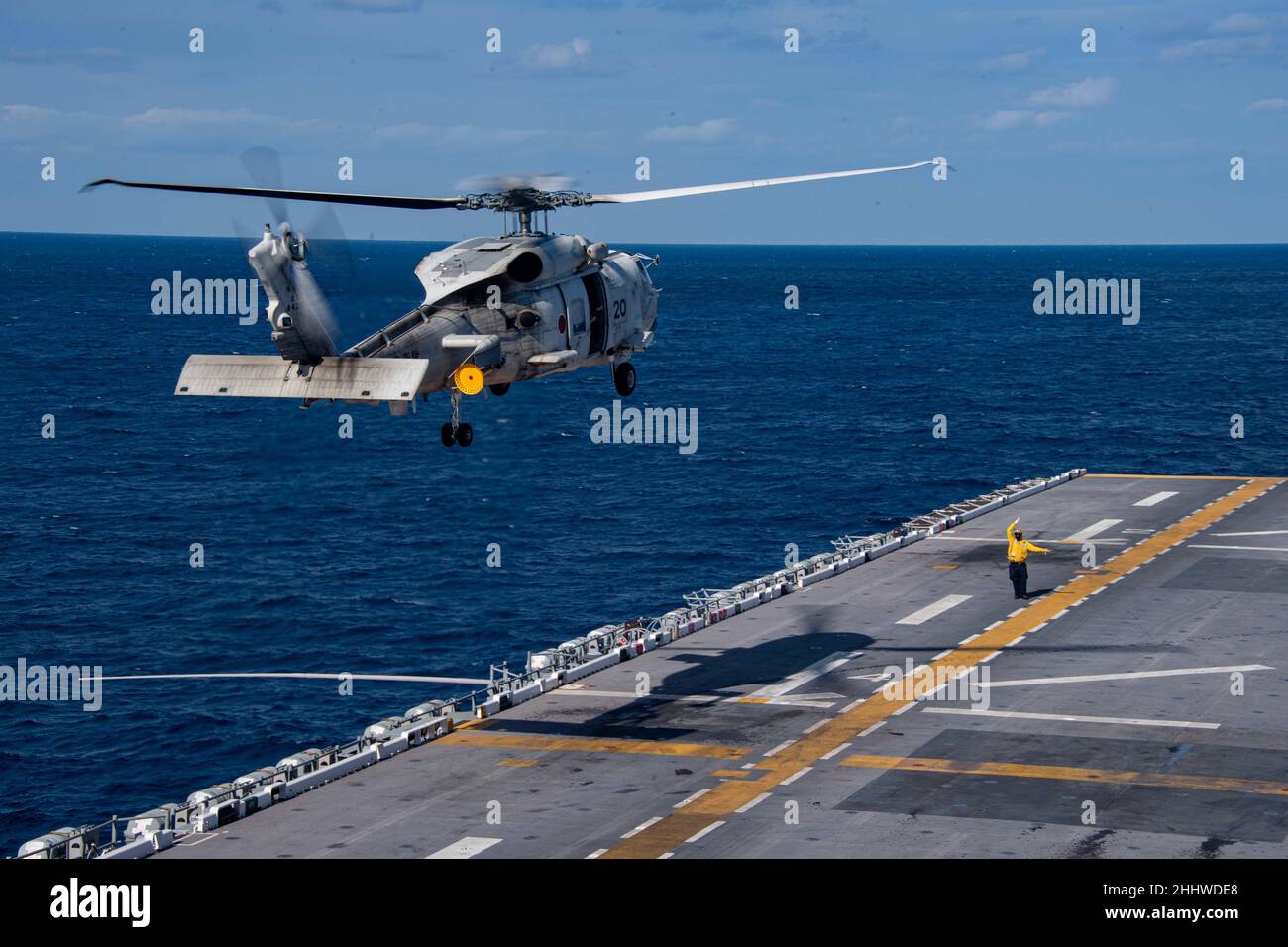 PHILIPPINISCHES MEER (Jan 21, 2022) ein Hubschrauber vom Typ SH-60K Sea Hawk, der dem Schiff JS Hyuga (DDH 181) der japanischen Maritime Self-Defense Force zugewiesen wurde, landet auf dem Flugdeck des nach vorne eingesetzten amphibischen Sturmschiffs USS America (LHA 6). Amerika, das führende Schiff der America Amphibious Ready Group, arbeitet zusammen mit der 31st Marine Expeditionary Unit im Verantwortungsbereich der US-Flotte für 7th, um die Interoperabilität mit Verbündeten und Partnern zu verbessern und als einsatzbereite Einsatztruppe für den Frieden und die Stabilität in der Indo-Pazifik-Region zu dienen. (USA Navy Foto von Mass Communication Specialist Cole Pursle Stockfoto