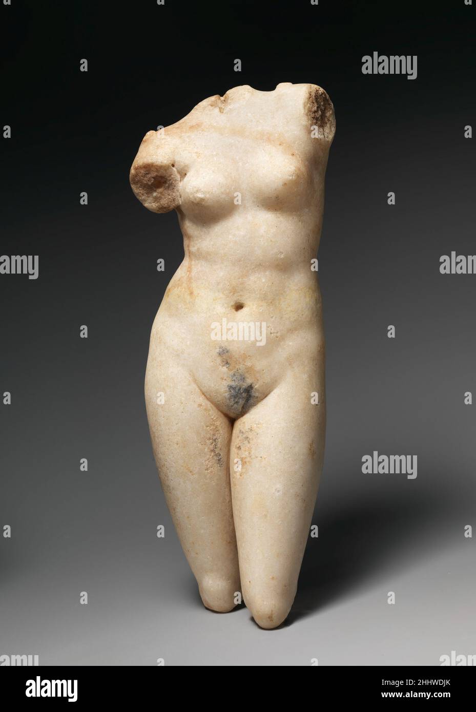 Marmorstatuette der Aphrodite Anadyomene (steigend) 1st Jahrhundert A.D. Roman in dieser anmutigen Pose wurde Aphrodite mit beiden Armen dargestellt, die angehoben wurden und Wasser aus ihren Haaren wringen, als ob sie gerade aus dem Meer herauskam, wo sie geboren wurde. Manchmal dachte man, dass sie von einem berühmten Gemälde stammen, Statuen mit diesem anmutigen Motiv waren äußerst beliebt. Hier ist auf beiden Schultern ein schmal geschnittenes Band in Relief eingraviert, vielleicht um ein Filet anzuzeigen, mit dem die Göttin ihre Schlösser bindet. Marmorstatuette der Aphrodite Anadyomene (steigend) 251836 Roman, Marmorstatuette der Aphrodite Anadyomene (steigend), Stockfoto