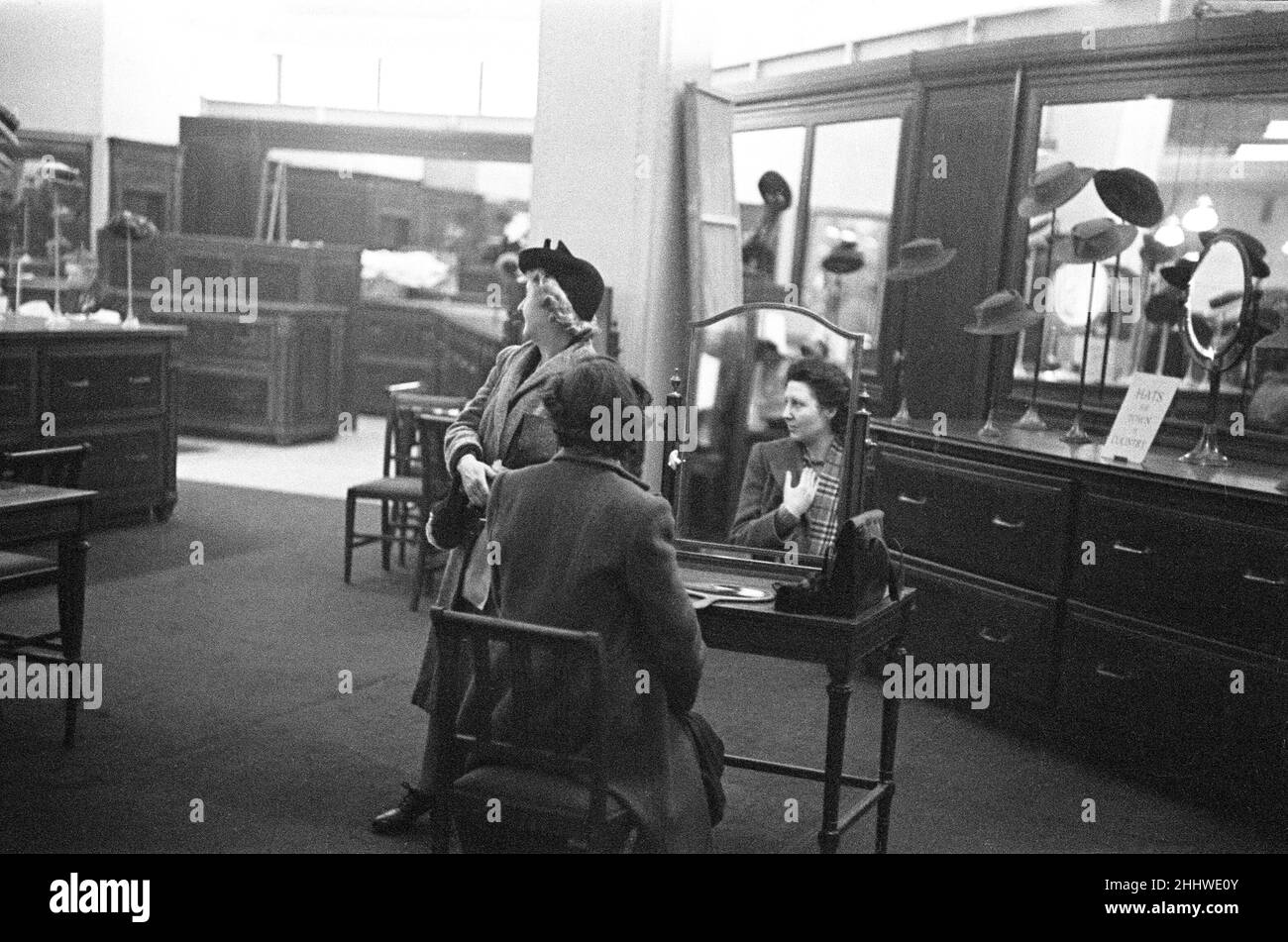 Szenen aus dem Schaufenster des Kaufhauses von Peter Robinson, London.der Laden von Peter Robinson befand sich in der Oxford Street 200-236. Ca. 1946 Stockfoto