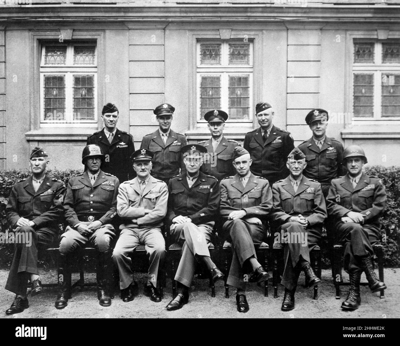 Hochrangige amerikanische Kommandeure des europäischen Theaters des Zweiten Weltkriegs Sitzend sind (von links nach rechts) Gens. William H. Simpson, George S. Patton, Carl A. Spaatz, Dwight D. Eisenhower, Omar Bradley, Courtney H. Hodges und Leonard T. Gerow; stehend sind (von links nach rechts) Gens. Ralph F. Stearley, Hoyt Vandenberg, Walter Bedell Smith, Otto P. Weyland und Richard E. Nugent. Stockfoto