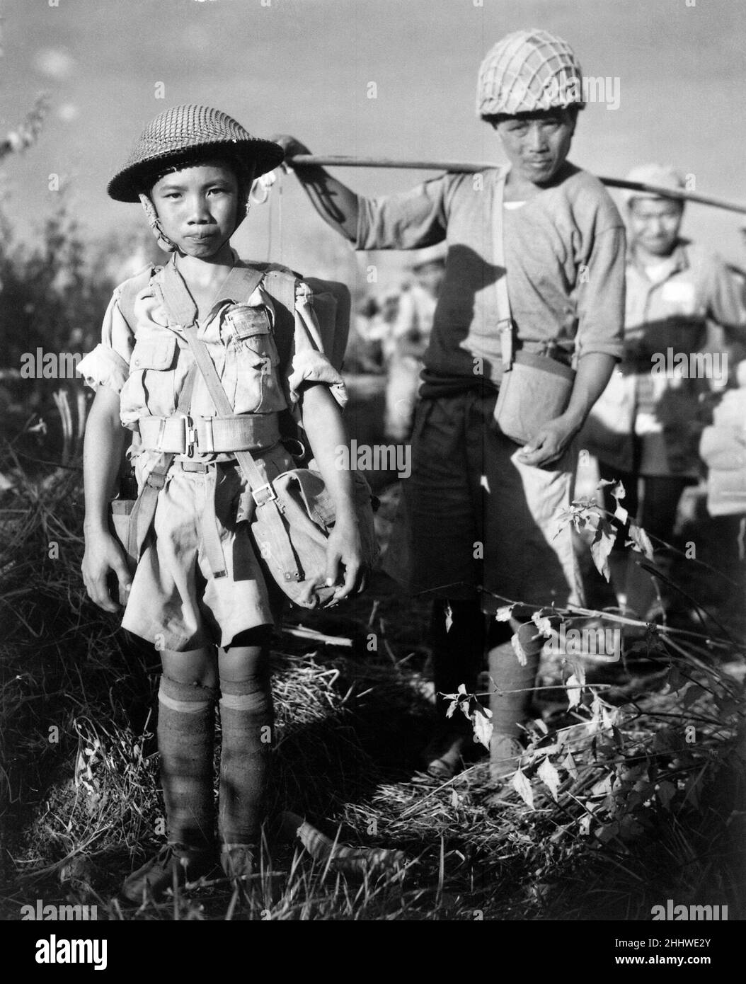 Porträt eines 10yr-jährigen chinesischen Kindersoldaten, Mitglied einer Armeedivision, der ein Flugzeug besteigen sollte, das sie nach der Eroberung des Flugplatzes Myitkyina in Burma unter dem Kommando von US-Generalmajor Frank Merrill im Mai 1944 nach China zurückbrachte. Stockfoto
