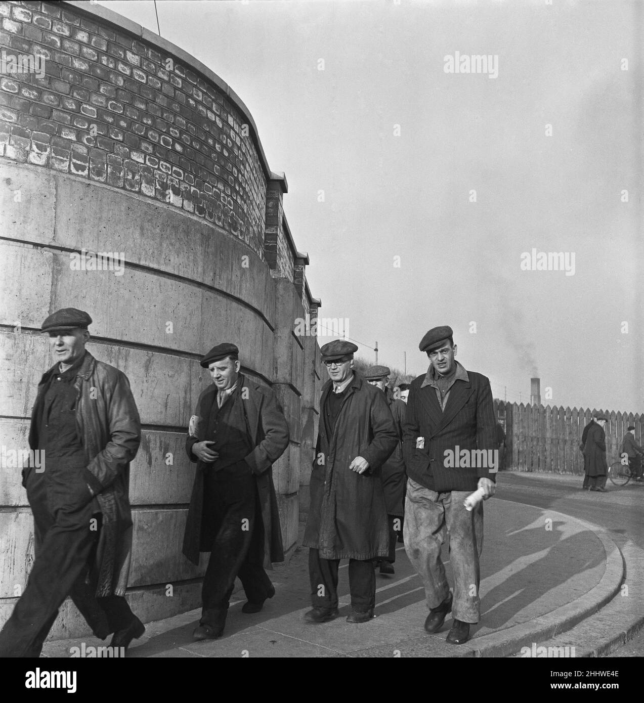 Die Werftarbeiter der Werften von P.S. Austin auf dem Fluss Wear, Sunderland, 28th. April 1954, werden ihre Arbeit abwerfen Stockfoto
