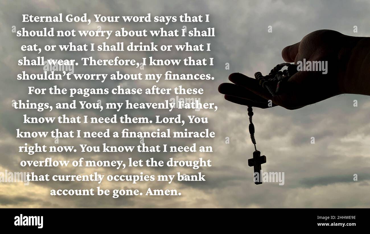 Christliches Gebet über finanzielle Belastung mit der Hand halten Heiligen Rosenkranz Hintergrund. Gebetskonzept. Stockfoto