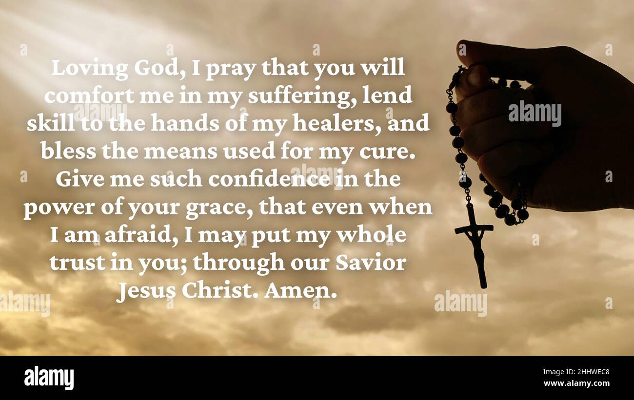 Christlicher Gebetstext mit strahlendem Licht und Hand mit dem Heiligen Rosenkranz im Hintergrund. Christentum Konzept. Stockfoto