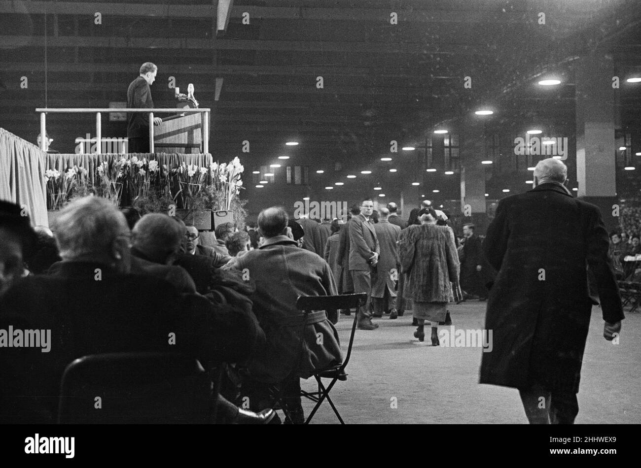 Der amerikanische Evangelist Billy Graham sprach während seines schottischen Kreuzzugs in der Kelvin Hall in Glasgow, Schottland, eine riesige Menschenmenge an. 23rd. März 1955. Stockfoto