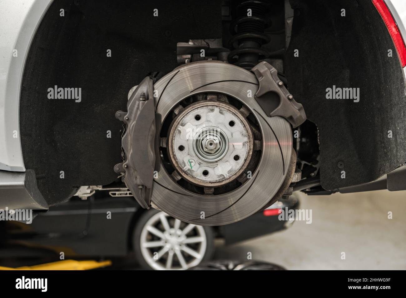 Automobilindustrie. Moderne Fahrzeug-Bremsbeläge und -Scheiben ersetzen. Thema „Autoservice“. Stockfoto