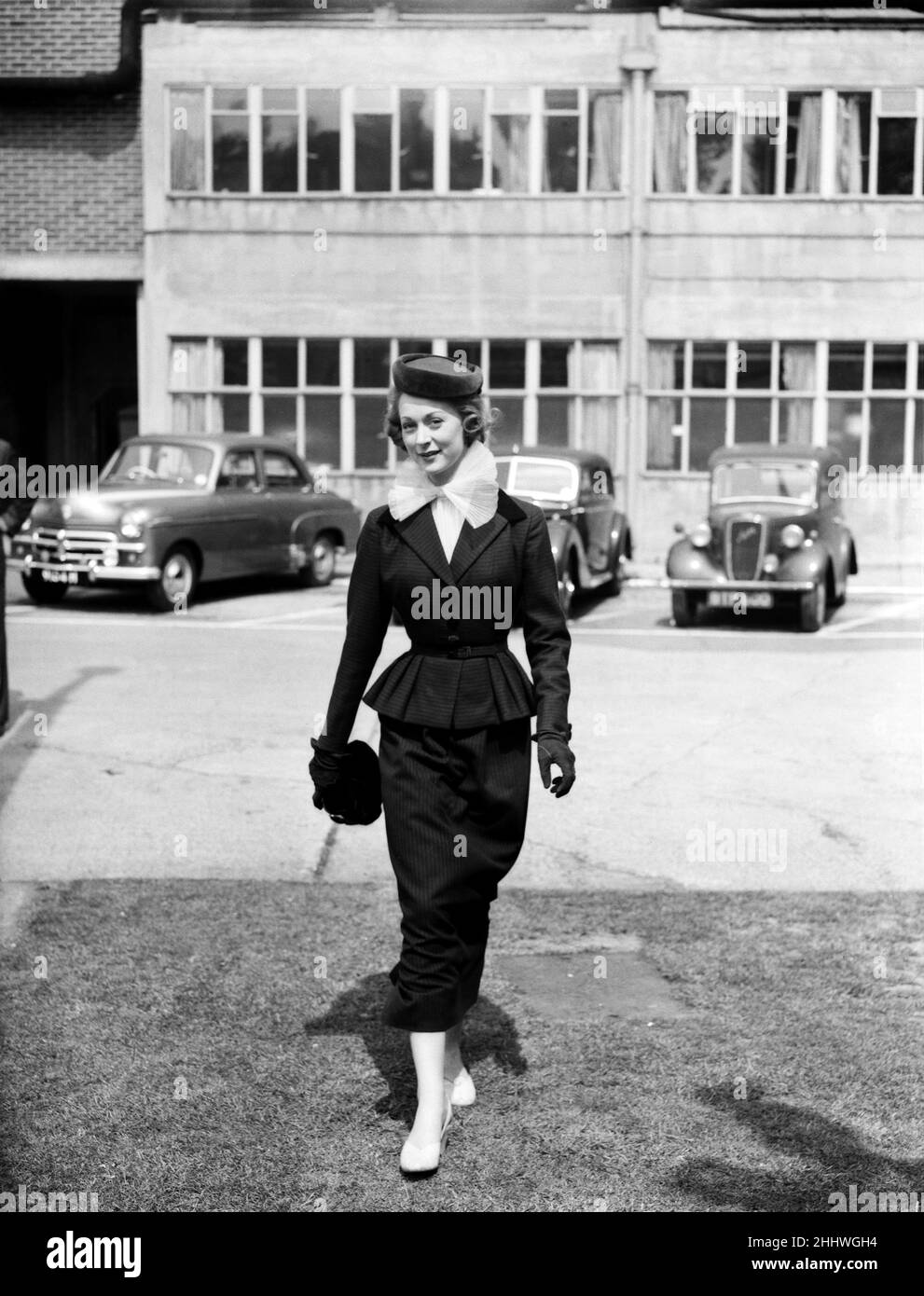 Moira Shearer, die berühmte Tänzerin, die an sehr leichte Kleidung gewöhnt ist, musste mehr Kleidung tragen, als sie jemals in ihrem Leben getragen wurde. Als Star des Films „The man Who Loved Redheads“, der in den Shepperton Film Studios gedreht wird, ist Moira als Frau in den Kostümen von 1917 gekleidet. 12th Mai 1954. Stockfoto