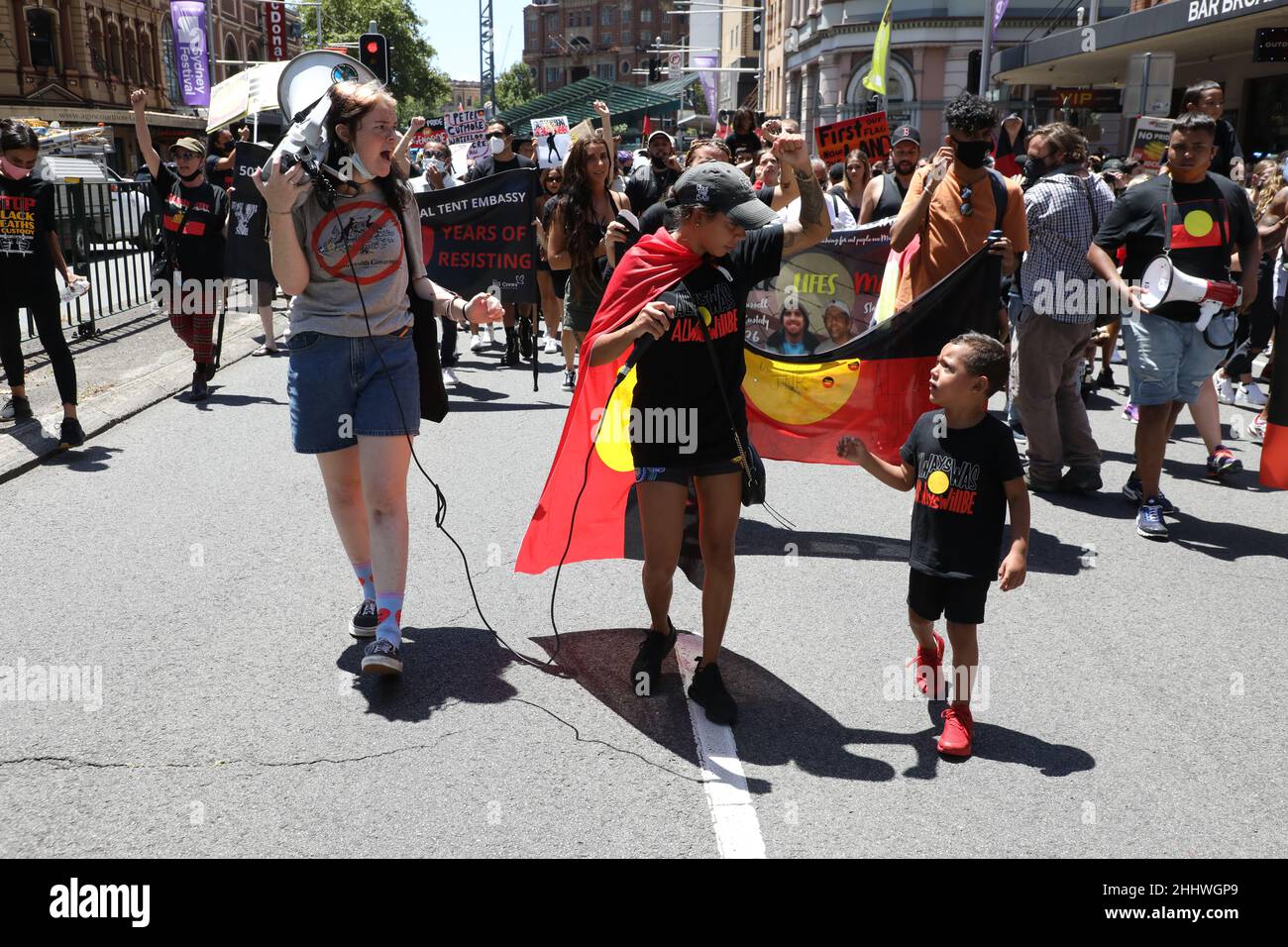 Sydney, Australien. 26. Januar 2022. Der 26th. Januar wird als Australia Day gefeiert, der die Ankunft der ersten Flotte in Australien markiert. Viele Aborigines und andere glauben jedoch nicht, dass dies ein Tag der Feier sein sollte, und im ganzen Land finden Protestmärsche statt. In Sydney marschierten Demonstranten vom Rathaus von Sydney zum Yabun-Festival im Victoria Park, Camperdown. Kredit: © Richard Milnes/Alamy Live Nachrichten Stockfoto