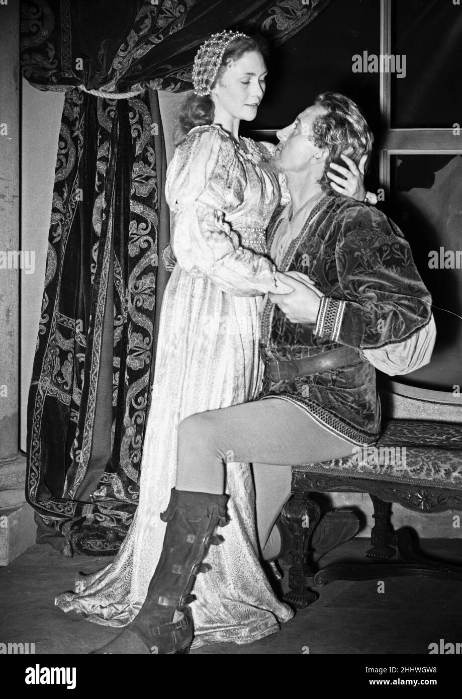 Der Schauspieler Andrew Osborn und die Schauspielerin Sheila Shand Gibbs spielen im Fernsehspiel „Behold the man“. Das Stück, das auf einer Geschichte von Robert H. Webber basiert, spielt Ende des 15th. Jahrhunderts in Mailand, Mantua und Genua. 17th. April 1949. Stockfoto