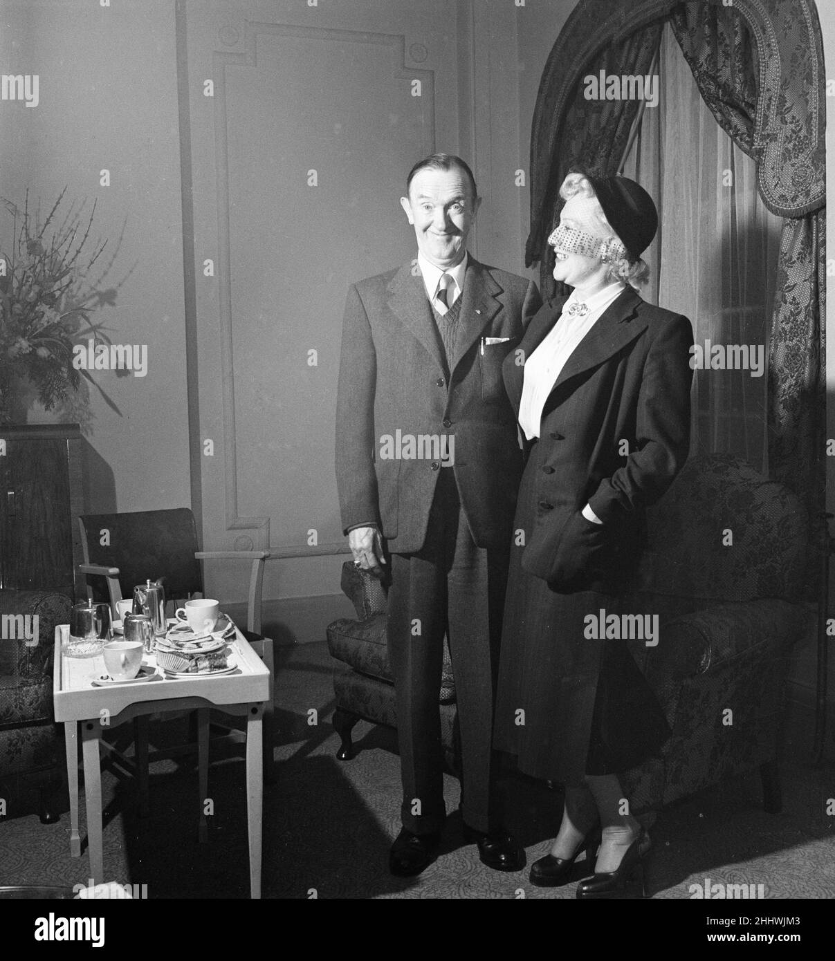 Stan Laurel und Oliver Hardy kamen am Montag (28th. Januar) in Großbritannien an und reisten mit dem RMS Queen Mary Ocean Liner zu einer 10-wöchigen Variety Tour durch die British Music Halls, im Bild von London, Dienstag, den 29th. Januar 1952. Unser Bild Zeigt ... Stan Laurel und seine Frau Ida Kitaeva Raphael. Stockfoto
