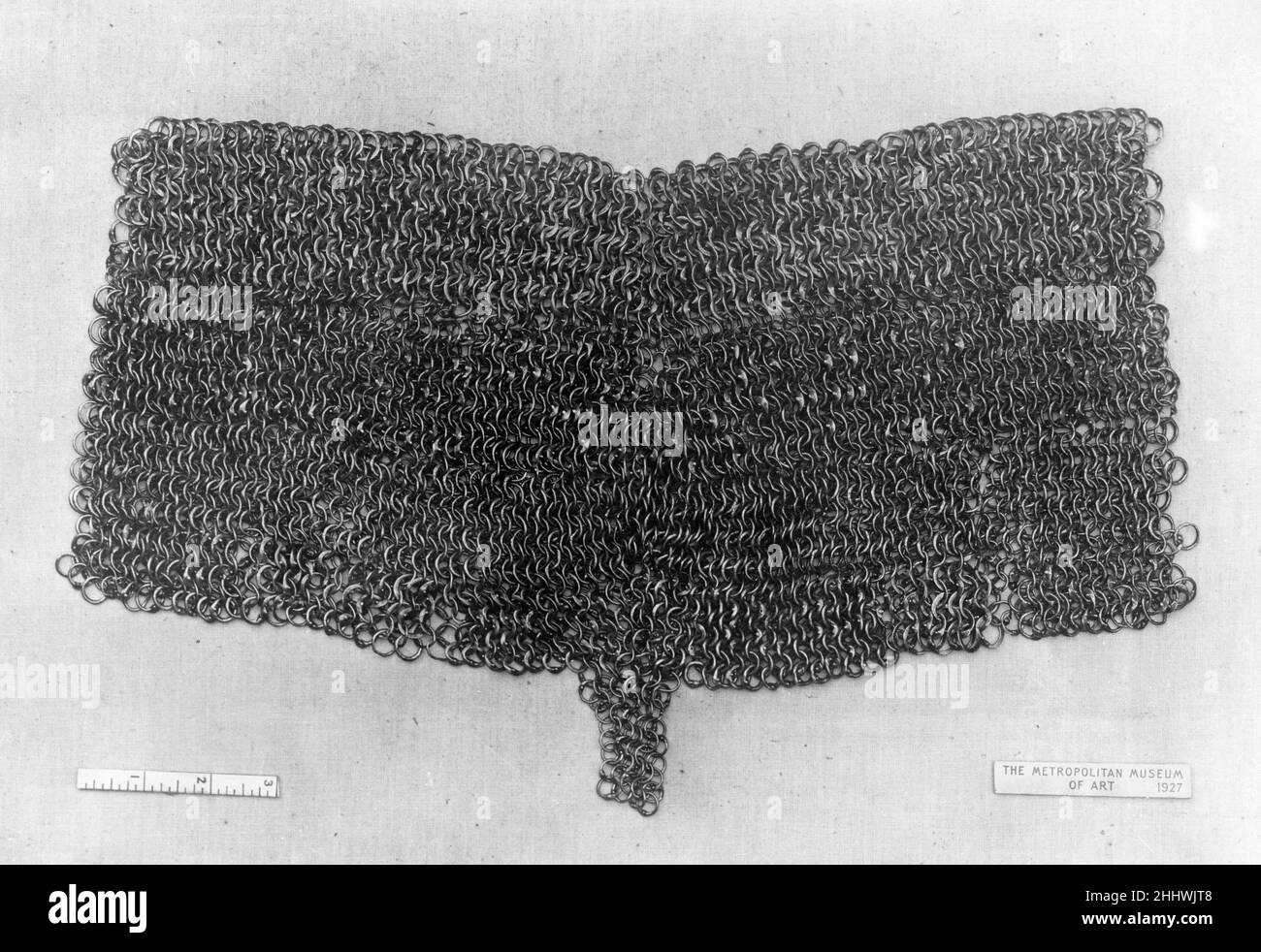 Brayette 16th Jahrhundert Deutsch von etwa dem dritten Jahrhundert v. Chr. bis zum frühen vierzehnten Jahrhundert n. Chr., Post, auch Kettenpost genannt, war die vorherrschende und effektivste Art von Körperpanzerung in Europa bekannt. Ab etwa der Mitte des fünfzehnten Jahrhunderts wurde Post in Verbindung mit Vollplattenrüstung verwendet, um die Lücken zwischen den Platten zu füllen. Separate Posthüllen wurden hergestellt, um mit einem Cuirass (Brustpanzer und Rückenplatte) getragen zu werden; geformte Paneele von Post, genannt Zwickel, bedeckten die Achselhöhlen oder die Ganoven der Ellbogen und wurden an Rüstungsjacken befestigt, Kleidungsstücke, die speziell für das Tragen unter Rüstung zugeschnitten waren Stockfoto