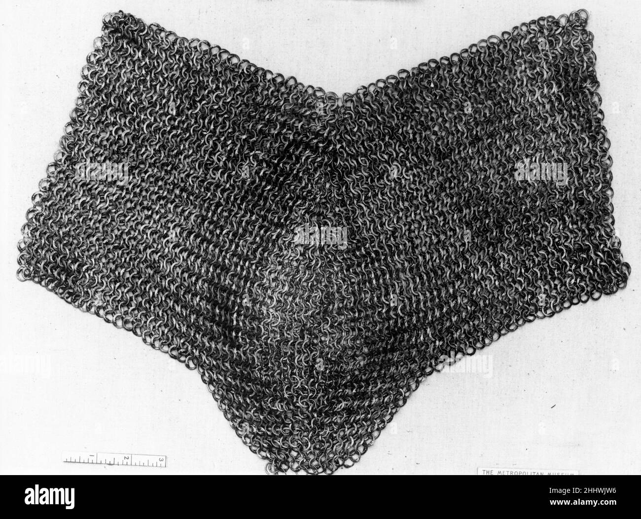 Brayette 16th Jahrhundert Deutsch von etwa dem dritten Jahrhundert v. Chr. bis zum frühen vierzehnten Jahrhundert n. Chr., Post, auch Kettenpost genannt, war die vorherrschende und effektivste Art von Körperpanzerung in Europa bekannt. Ab etwa der Mitte des fünfzehnten Jahrhunderts wurde Post in Verbindung mit Vollplattenrüstung verwendet, um die Lücken zwischen den Platten zu füllen. Separate Posthüllen wurden hergestellt, um mit einem Cuirass (Brustpanzer und Rückenplatte) getragen zu werden; geformte Paneele von Post, genannt Zwickel, bedeckten die Achselhöhlen oder die Ganoven der Ellbogen und wurden an Rüstungsjacken befestigt, Kleidungsstücke, die speziell für das Tragen unter Rüstung zugeschnitten waren Stockfoto