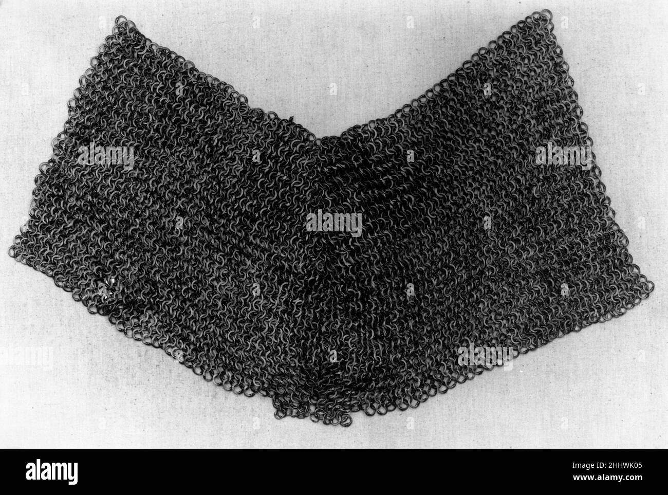 Brayette 16th Jahrhundert Deutsch von etwa dem dritten Jahrhundert v. Chr. bis zum frühen vierzehnten Jahrhundert n. Chr., Post, auch Kettenpost genannt, war die vorherrschende und effektivste Art von Körperpanzerung in Europa bekannt. Ab etwa der Mitte des fünfzehnten Jahrhunderts wurde Post in Verbindung mit Vollplattenrüstung verwendet, um die Lücken zwischen den Platten zu füllen. Separate Posthüllen wurden hergestellt, um mit einem Cuirass (Brustpanzer und Rückenplatte) getragen zu werden; geformte Paneele von Post, genannt Zwickel, bedeckten die Achselhöhlen oder die Ganoven der Ellbogen und wurden an Rüstungsjacken befestigt, Kleidungsstücke, die speziell für das Tragen unter Rüstung zugeschnitten waren Stockfoto