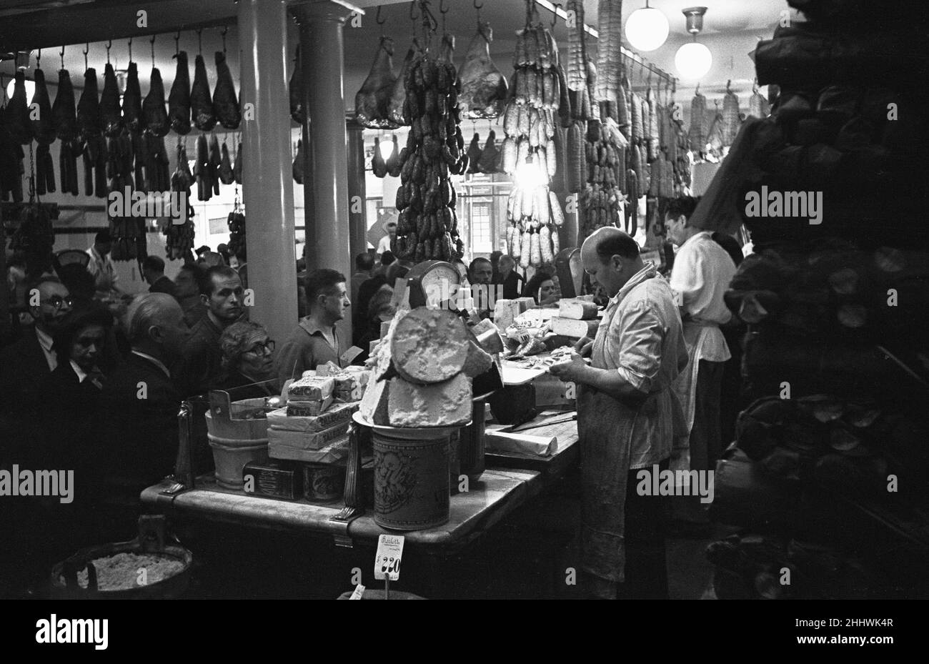 Ein geschäftiges italienisches Feinkostgeschäft, Parma, Italien um 1955 Stockfoto