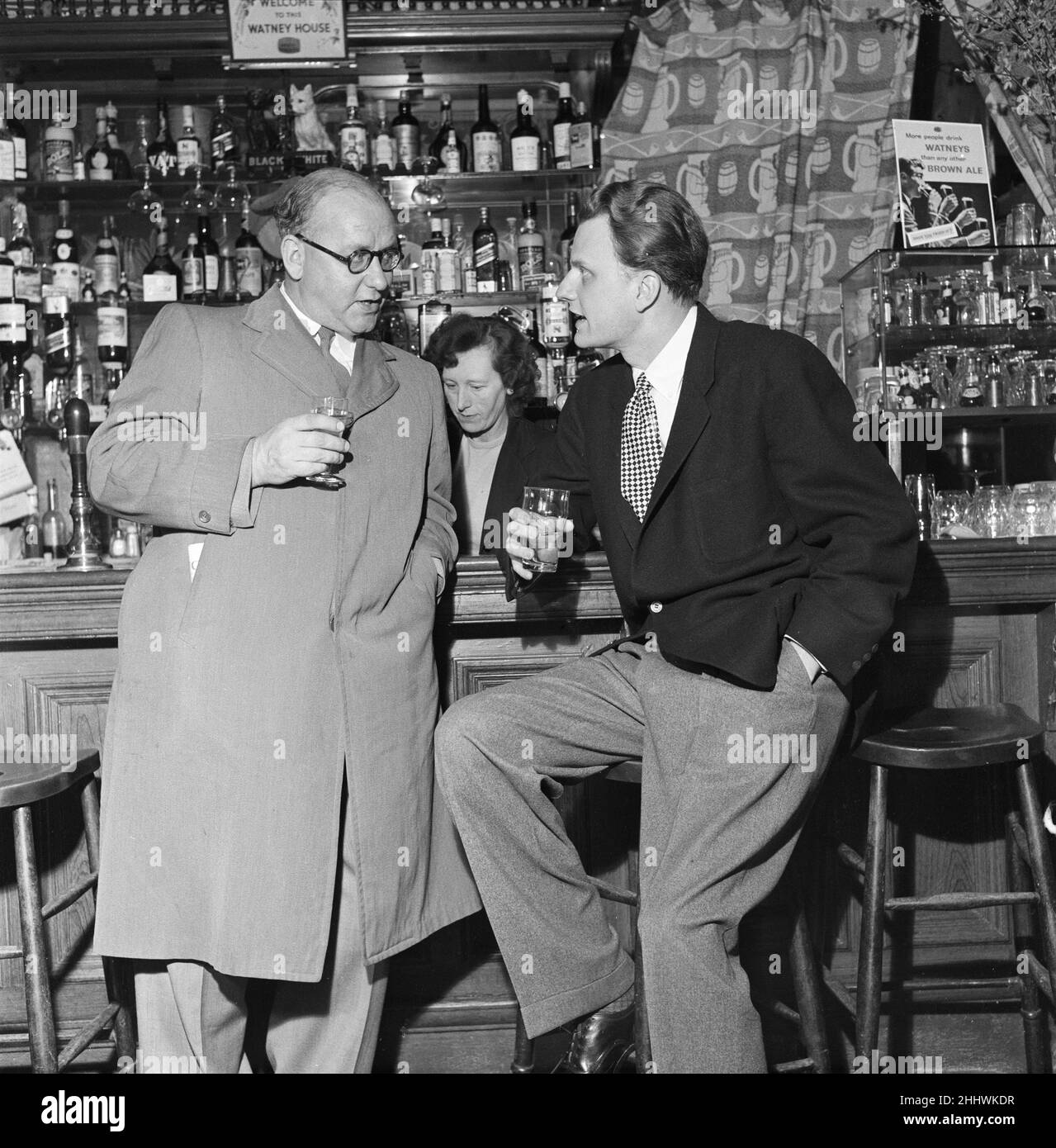 Der amerikanische Evangelist Billy Graham spricht den Daily Mirror-Journalisten Cassandra im Baptists Head Pub in St. Johns, Lane, London EC1. 19th Mai 1954. Stockfoto