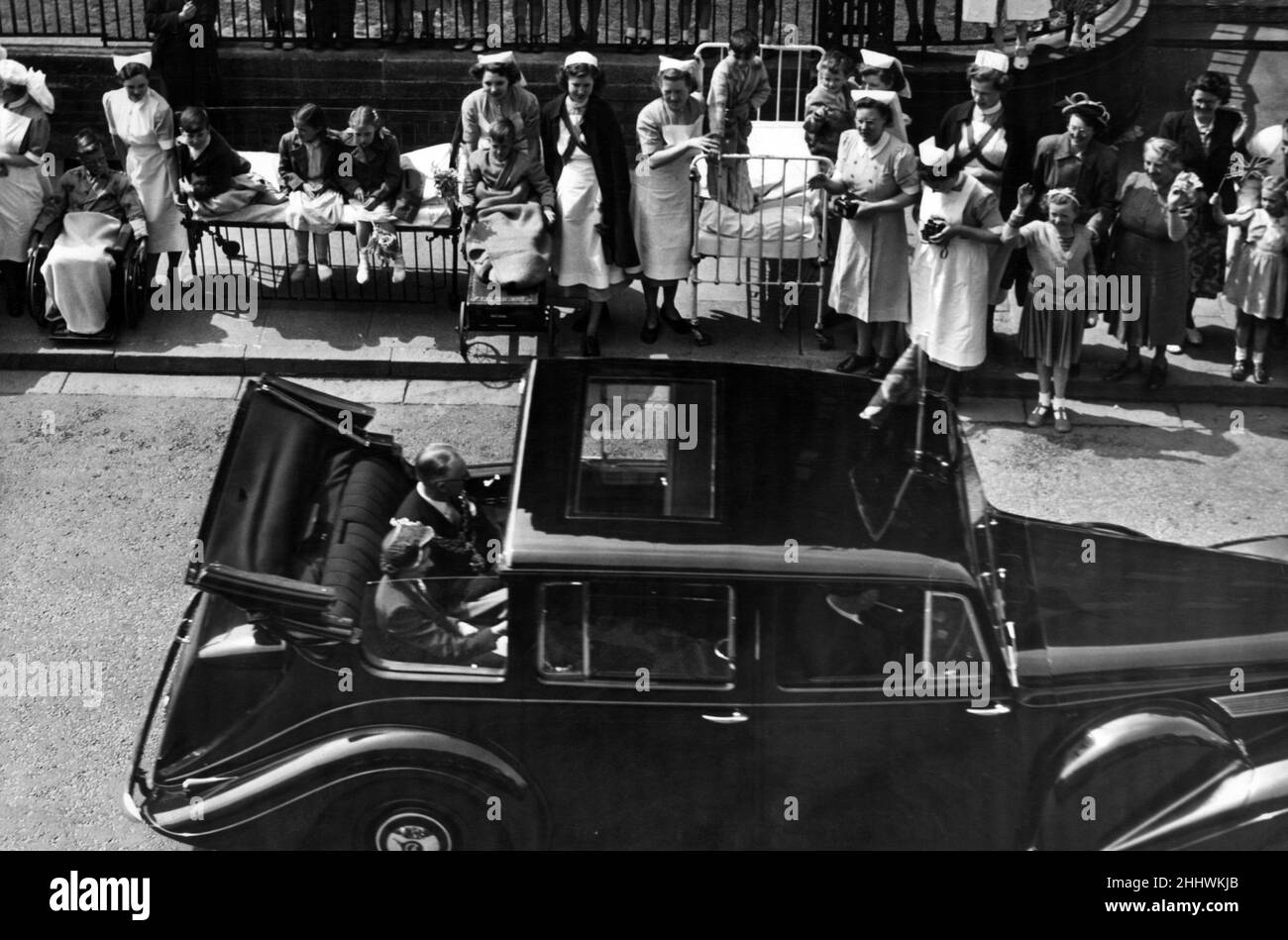 Patienten des Kinderkrankenhauses beobachten Prinzessin Elizabeth, wie sie durch Ladywood geht. 9th. Juni 1951. Stockfoto