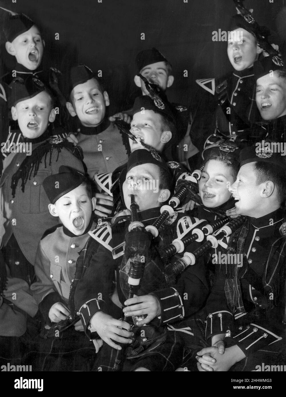 Junge Jungen der Queen Victoria School in Dunblane, Schottland, üben die Dudelsäcke vor ihrem Auftritt beim Royal Tournament in London, wo sie Highland Dancing spielen werden.20th. Juni 1951. Stockfoto