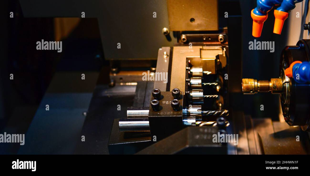 Die Multitasking-CNC-Drehmaschine Hi-Tech-Metall-Bearbeitungsprozess mit Drehmaschine Steuerung per Computerprogramm bei der Industrie Stockfoto