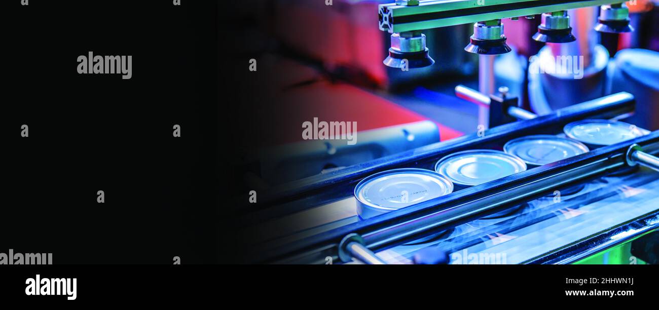 Konserven Lebensmittel auf Förderband im Distributionslager. Pakete Transport-System-Konzept, Freiraum auf der linken Seite für Text. Stockfoto