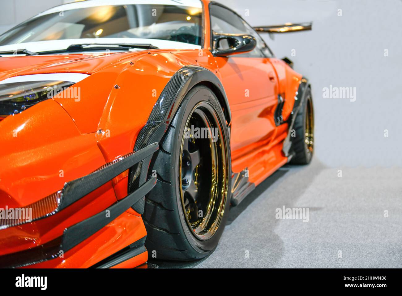 Frontscheinwerfer von orange modifizieren das Auto auf weißem Hintergrund Stockfoto