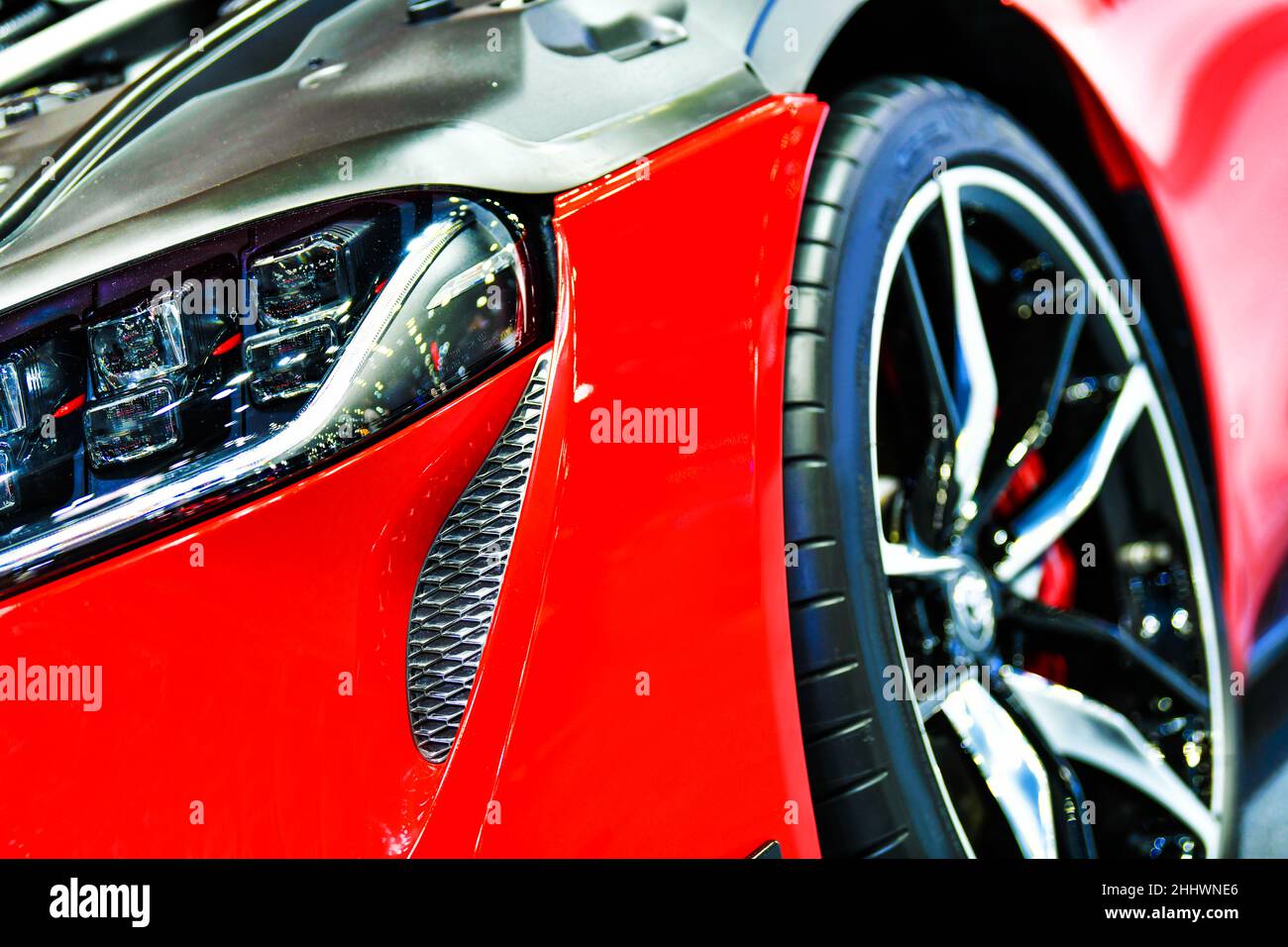 Nahaufnahme der Frontscheinwerfer des roten Modify Car Stockfoto