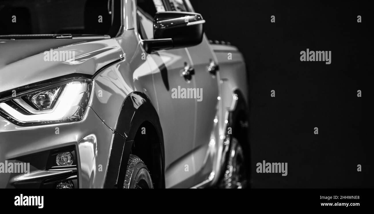 Nahaufnahme Detail auf einem der LED-Scheinwerfer Pickup Truck auf  schwarzem Hintergrund, Copy Space Stockfotografie - Alamy