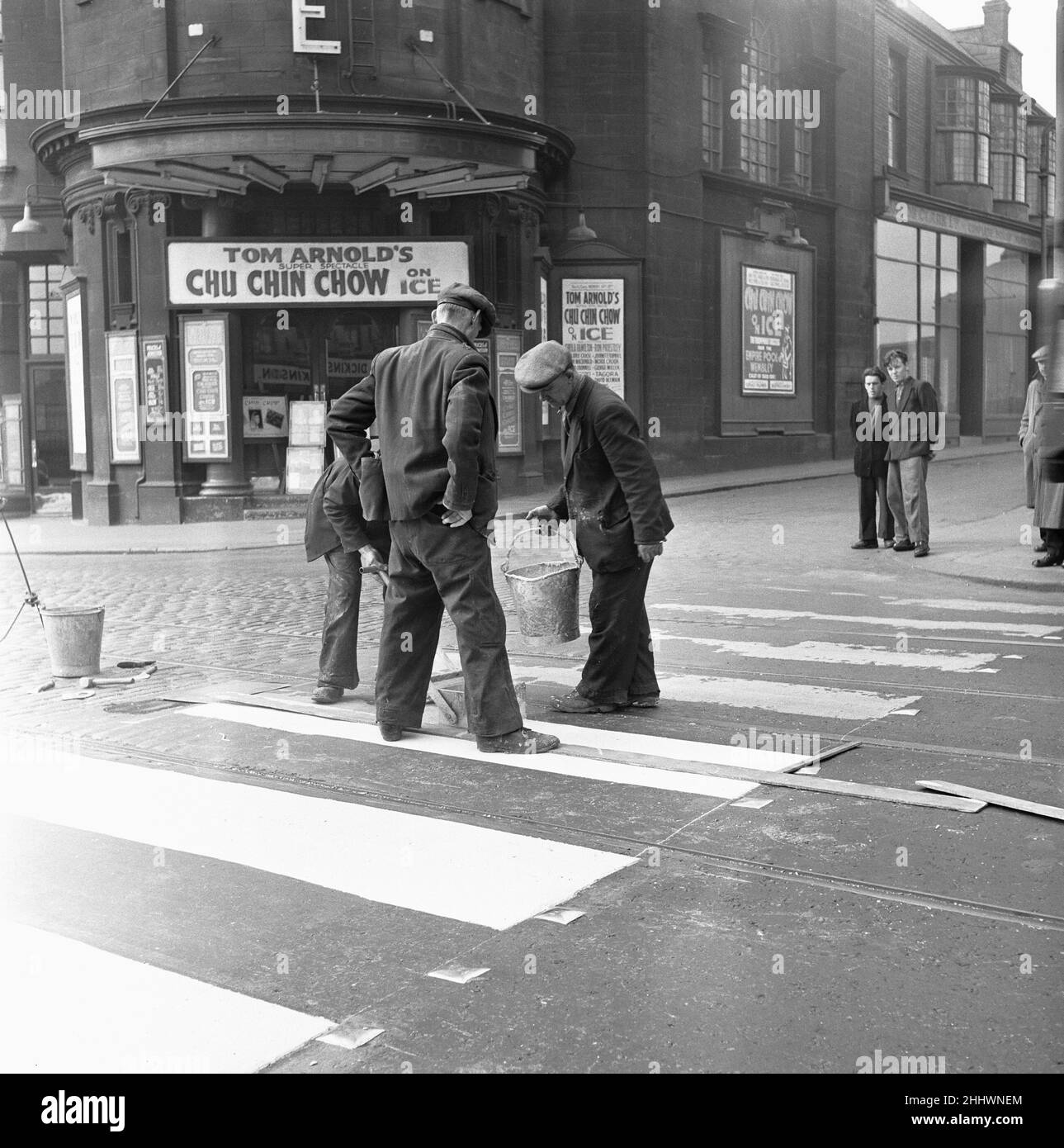 Ratsarbeiter malen einen abgenutzten Zebrastreifen auf der High Street West, vor dem Empire Theatre, Sunderland, um 28th. April 1954 Stockfoto