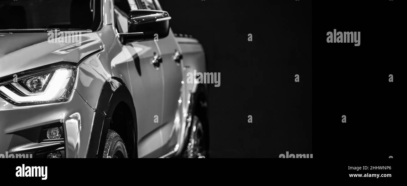 Nahaufnahme Detail auf einem der LED-Scheinwerfer Pickup Truck auf schwarzem Hintergrund, Copy Space Stockfoto