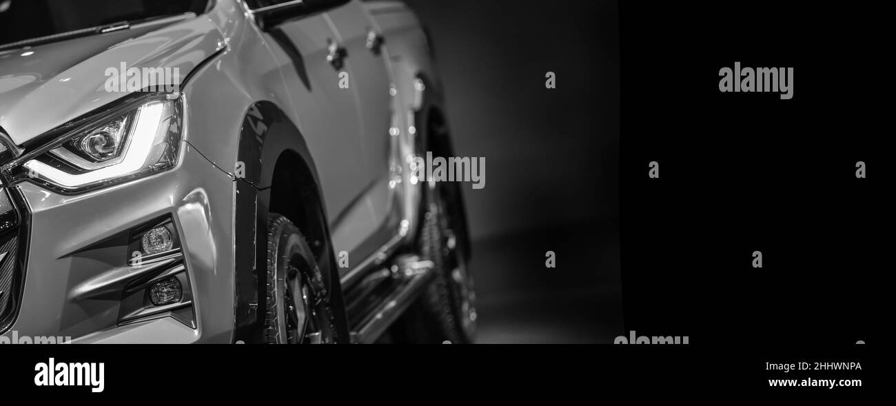 Nahaufnahme Detail auf einem der LED-Scheinwerfer Pickup Truck auf schwarzem Hintergrund, Copy Space Stockfoto