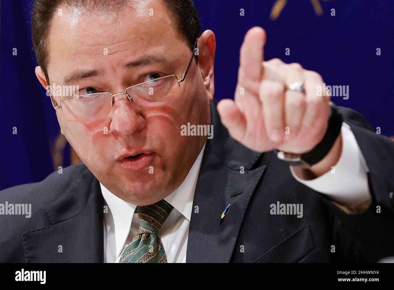 Tokio, Japan. 26th Januar 2022. Sergiy Korsunsky Botschafter der Ukraine in Japan, spricht während einer Pressekonferenz im Club der ausländischen Korrespondenten von Japan. Botschafter Korsunsky sprach über die aktuelle Situation zwischen der Ukraine und Russland, die durch diplomatische Spannungen Washington und seine Verbündeten beunruhigt und um eine diplomatische Lösung bemüht war. Russland stellte rund 100.000 Soldaten in der Nähe der ukrainischen Grenze auf, obwohl es bestreitet, eine Invasion zu planen. (Bild: © Rodrigo Reyes Marin/ZUMA Press Wire) Stockfoto