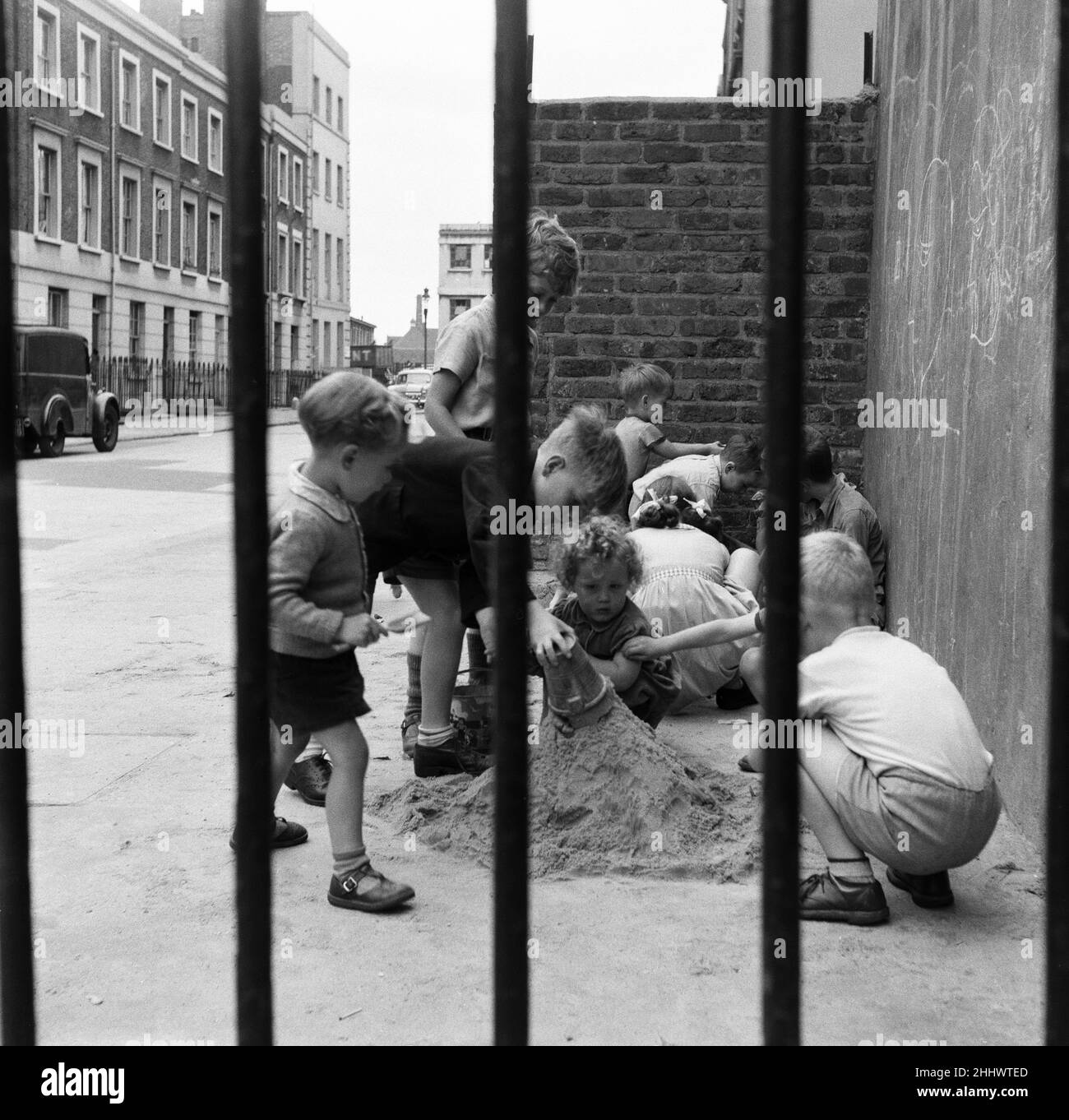 Kinderspielplatz in einem statischen Wasserbehälter in der City of Westminster, London. 6th. August 1954. Stockfoto