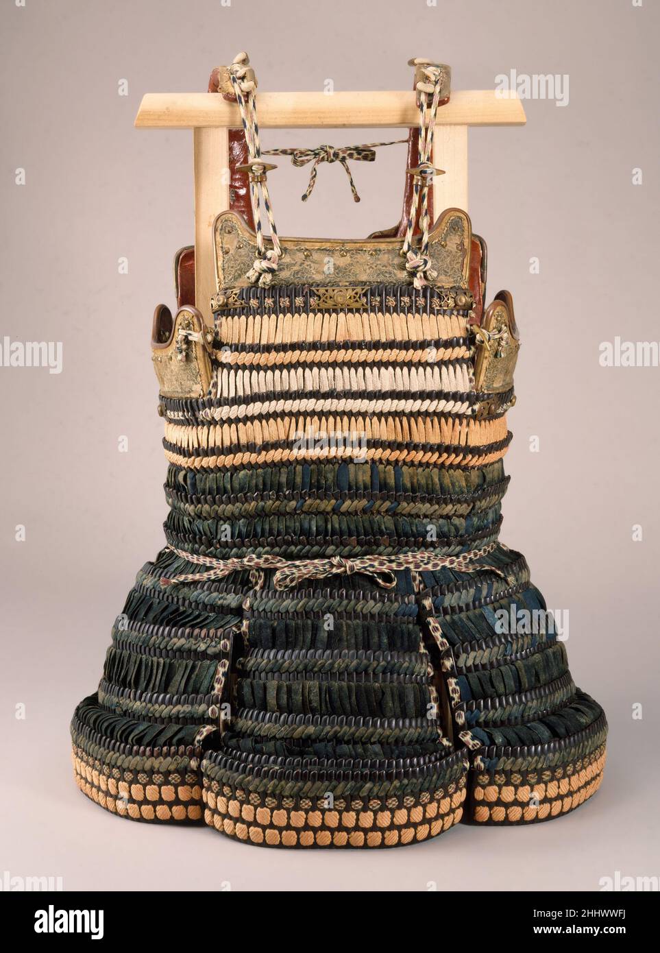 Cuirass eines japanischen Haramaki aus dem 15th. Jahrhundert. Cuirass eines Haramaki. Japanisch. 15th Jahrhundert. Eisen, Lack, Leder, Seide, Kupfer vergoldet. Rüstungsteile Stockfoto