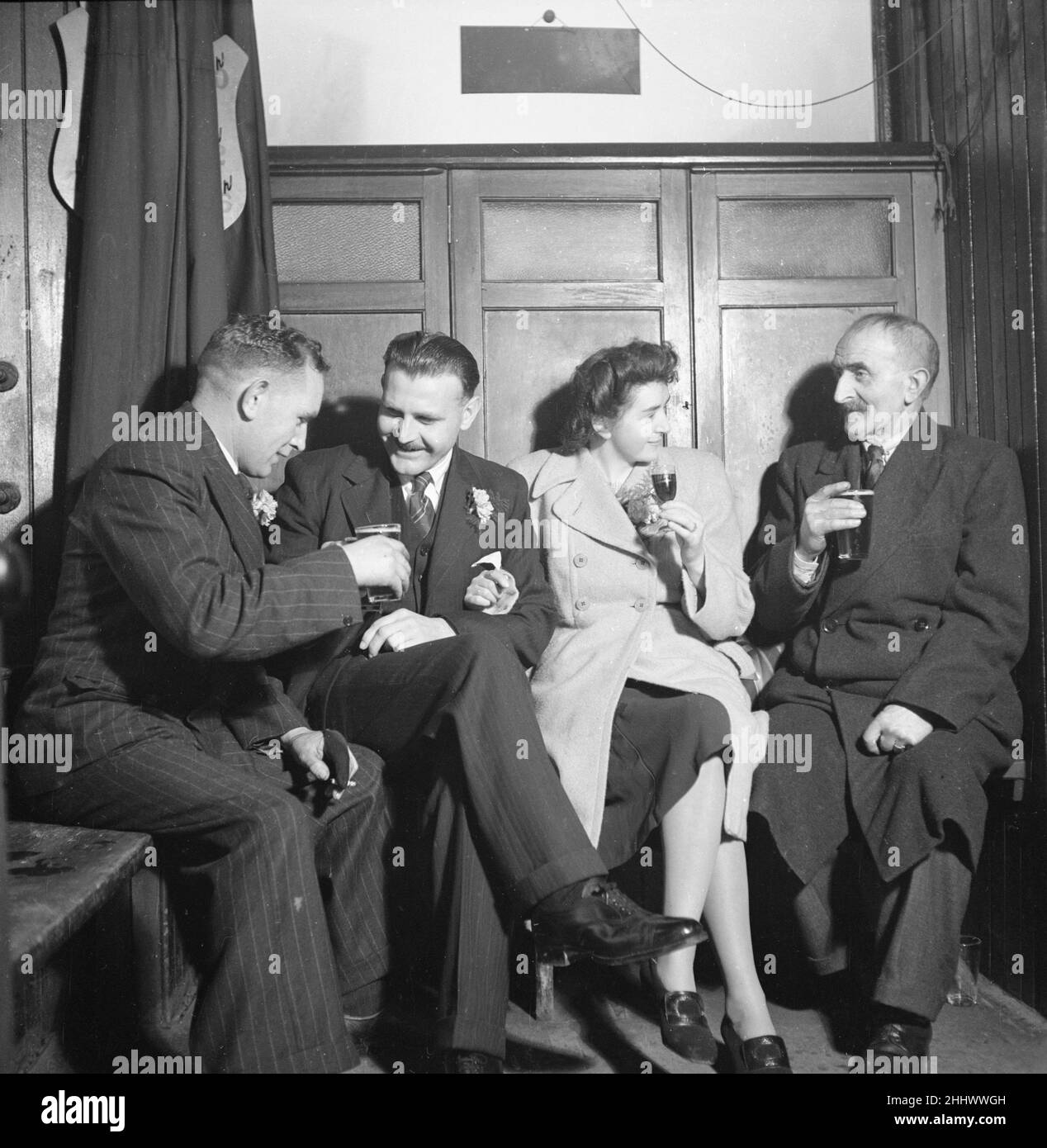 Frisch Vermählte feiern ihre Ehe mit ihrem besten Mann und Vater der Braut in einem Dufftown Pub. Ca. 1948 Stockfoto