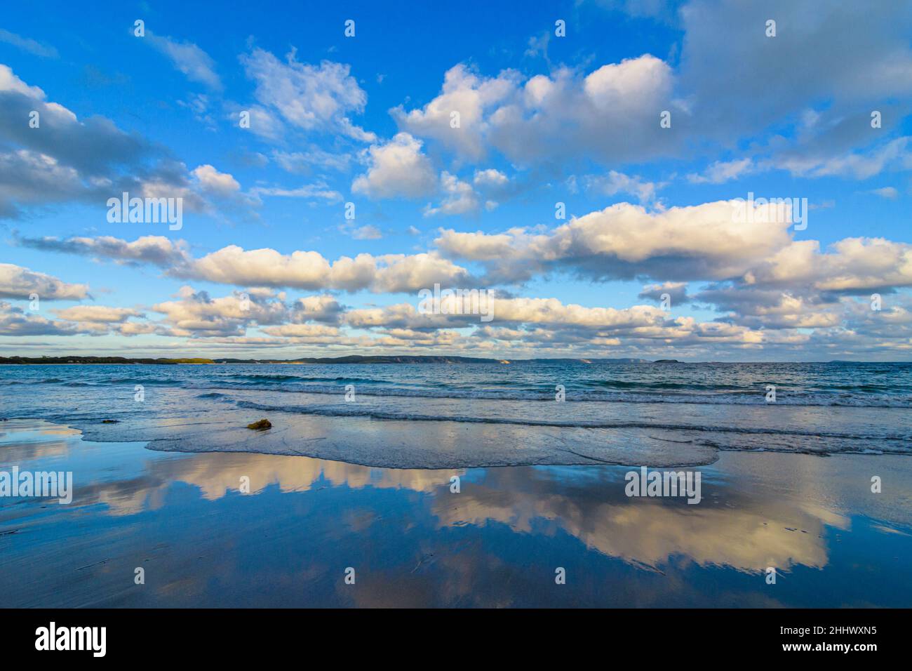 Wolken, die sich im Meer spiegeln, am frühen Abend im Cozy Corner Beach, Torbay, Albany, Western Australia, Australien Stockfoto