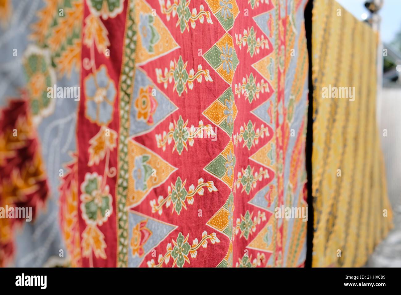 Das traditionelle 'Batik' Sarong-Motiv, der Batik-Sarong, stammt aus Java. Indonesisches javanisches Batikmuster, moderner Stil, wiederholend Stockfoto