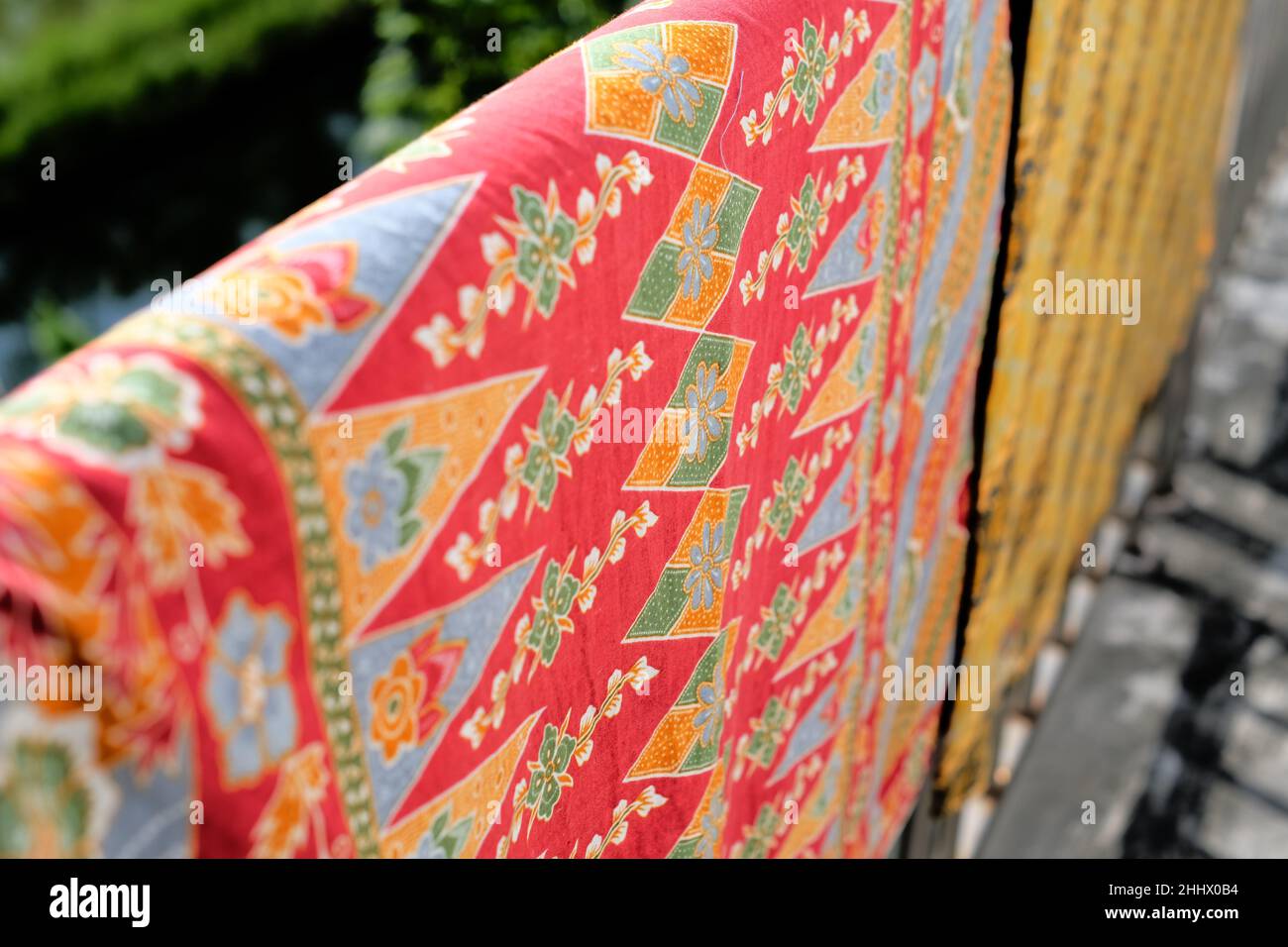 Das traditionelle 'Batik' Sarong-Motiv, der Batik-Sarong, stammt aus Java. Indonesisches javanisches Batikmuster, moderner Stil, wiederholend Stockfoto
