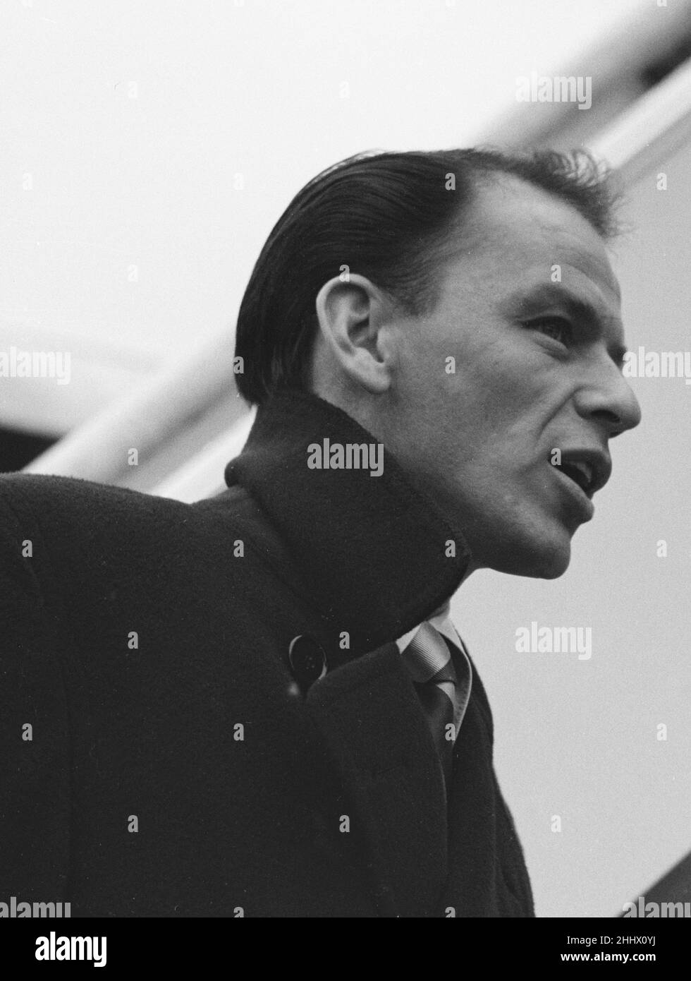 Sänger Frank Sinatra hat hier gesehen, wie er am Londoner Flughafen einen TWA-Flug nach New York besteigen wird. Ca. Dezember 1952 Stockfoto