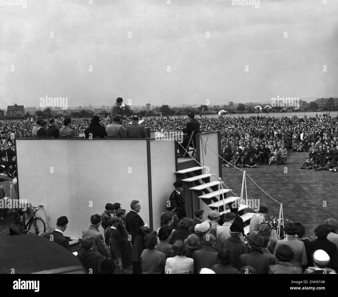 Der amerikanische Evangelist Billy Graham besucht Dagenham in Essex, um während seines Besuchs in England eine Rede zu halten. 15th Mai 1955. Stockfoto