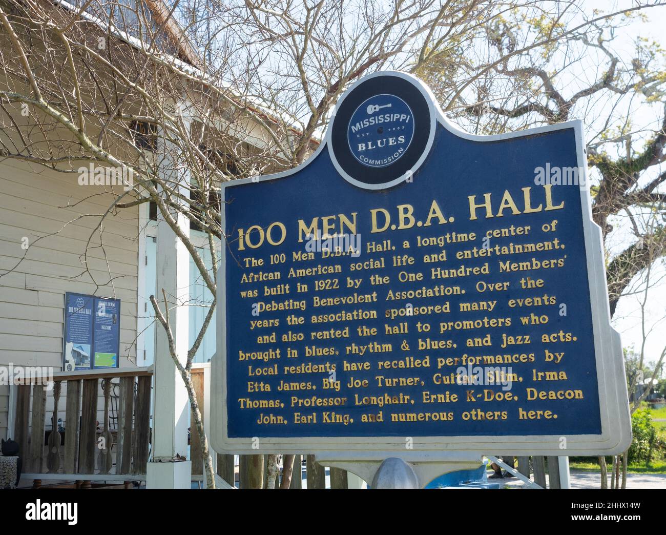 Melden Sie sich auf dem Mississippi Blues Trail vor der 100 Men DBA Hall in Bay St. Louis an. Stockfoto