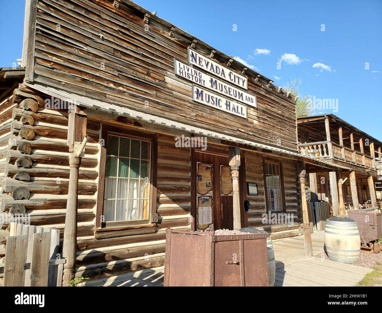 Das Living History Museum und die Musikhalle sind außen mit einer Promenade und einer Veranda im Vordergrund. Fotografiert in Nevada City, Montana. Stockfoto