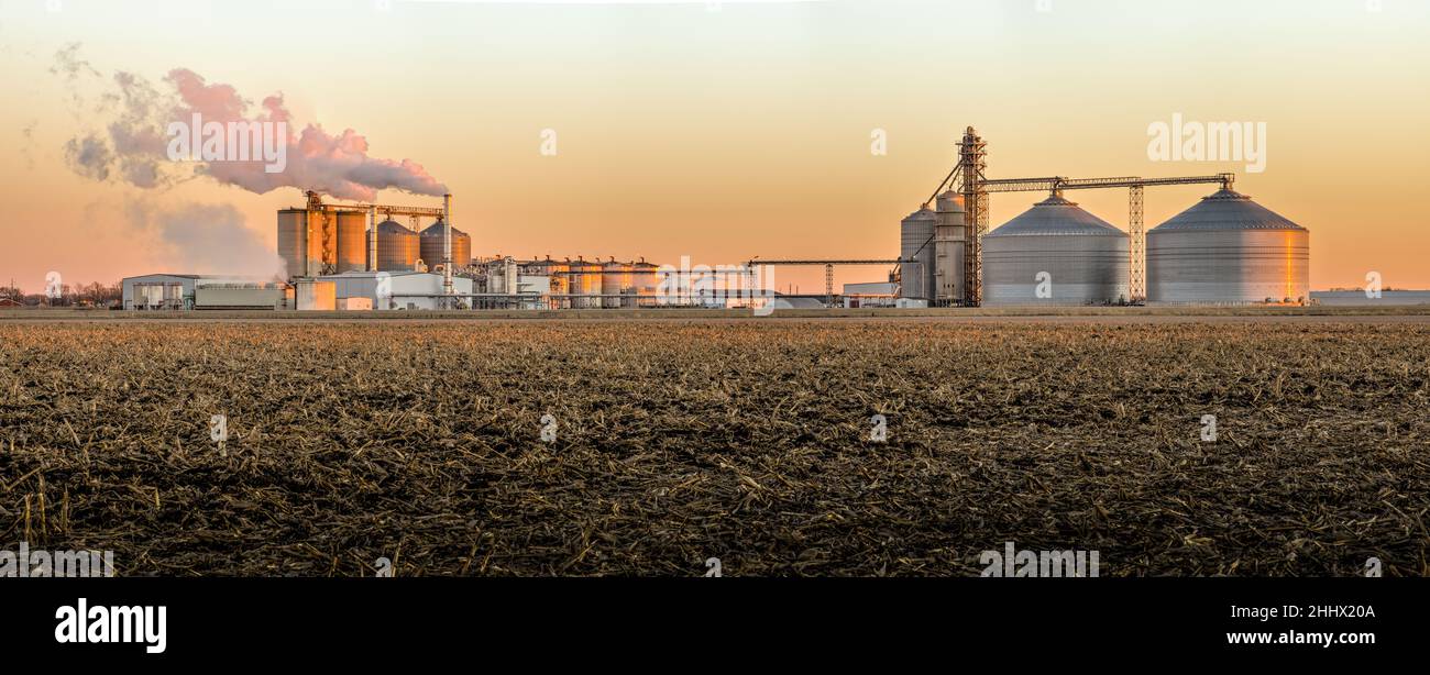 Die Produktion von Maisethanol ist in der Agrarlandschaft des Mittleren Westens zu einem bekannten Anblick geworden. Stockfoto