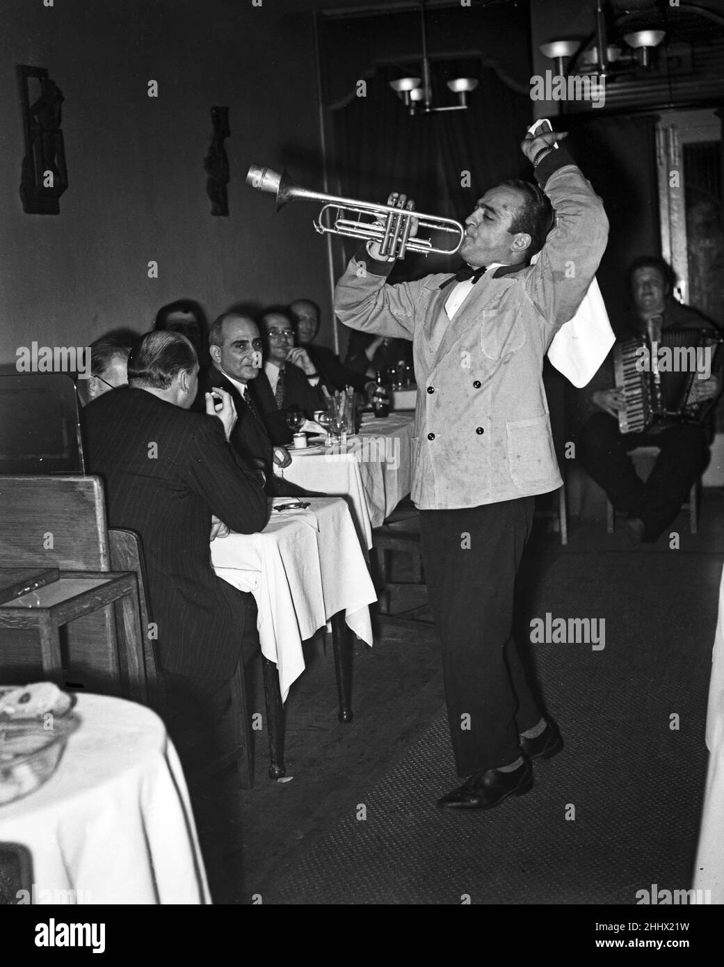 Szenen im Café Bleu Restaurant in Soho, London. Musiker spielen vor Kunden, die an ihren Tischen sitzen. 1st. November 1951. Stockfoto