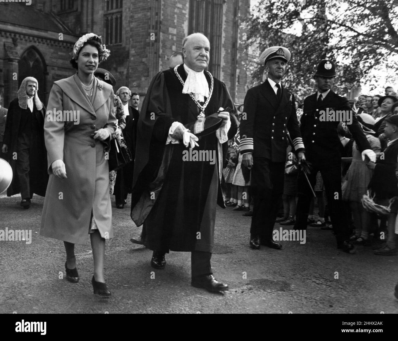 Prinzessin Elizabeth (später Königin Elizabeth II.) verließ die Kathedrale von Worcester mit dem Bürgermeister von Worcester. 8th. Juni 1951. Stockfoto