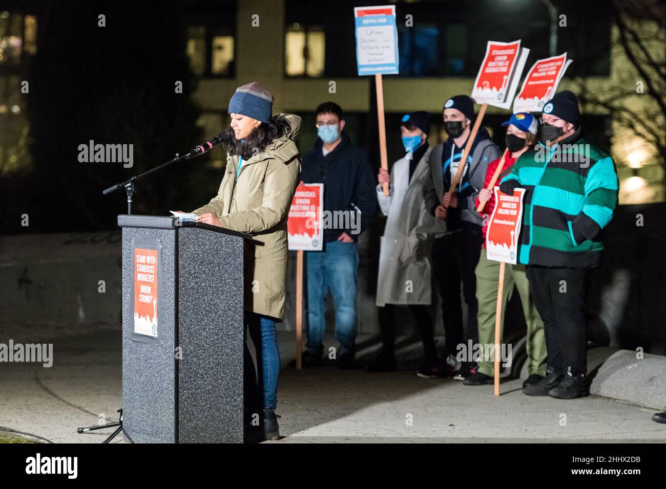 Seattle, USA. 25th Januar 2022. Am frühen Abend im Cal Anderson Park auf dem Capitol Hill. Mitarbeiter von Starbucks in Seattle, Buffalo und Boston, Mitglied des stadtrates Kshama Sawant und Unterstützer am Stand, während Starbucks-Mitarbeiter für die gewerkschaftliche Organisierung der Solidarity Rally kämpfen. Die Beschäftigten von Starbucks sind nur eine der jüngsten Gruppen, die den Kampf für die Gründung einer Gewerkschaft mobilisieren, da die Unternehmensgewinne steigen und die Inflation die Beschäftigten trifft und ihre Gehaltsschecks wegfrisst. James Anderson/Alamy Live News Stockfoto