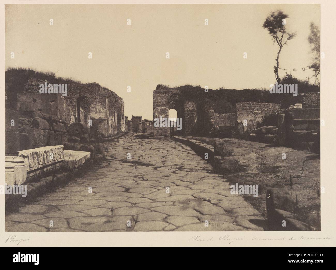 Pompeji, Pompeius Gasse, Grabdenkmal von Mamia Ca. 1853 Firmin-Eugène Le Dien Französisch der in Paris geborene Le Dien studierte Rechtswissenschaften und arbeitete als Angestellter, bevor er 1848 nach Algier übersiedeln konnte. Als Amateur nahm er die Fotografie auf, während er als stellvertretender Richter für die Kolonialregierung arbeitete. Nach seiner Rückkehr nach Paris freundete er sich mit einer Gruppe von Künstlern, Schriftstellern und Aristokraten an, die mit dem Fotografen Gustave Le Gray verbunden waren. Zwischen 1852 und 1853 reiste Le Dien mit den Malern Léon Gérard und Alexandre de Vonne nach Italien. Auf einer Reise nach Rom, Neapel, Pompeji und an die Amalfiküste produzierte Le Dien Archit Stockfoto