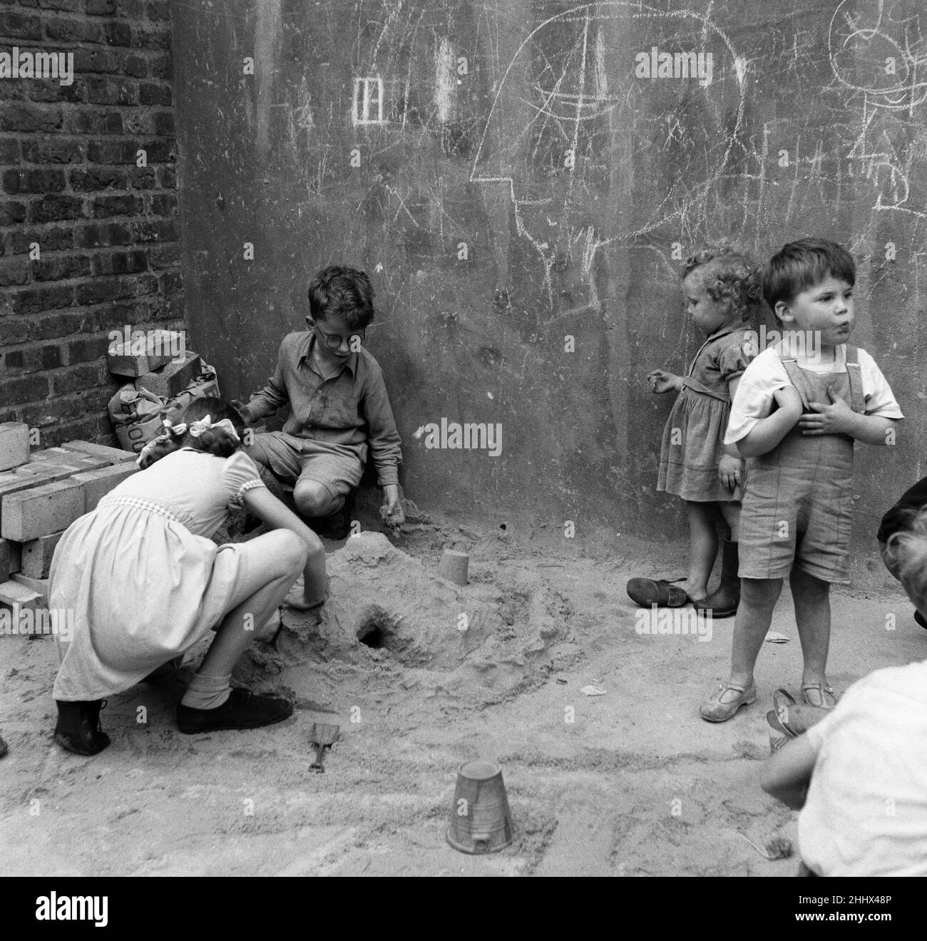 Kinderspielplatz in einem statischen Wasserbehälter in der City of Westminster, London. 6th. August 1954. Stockfoto