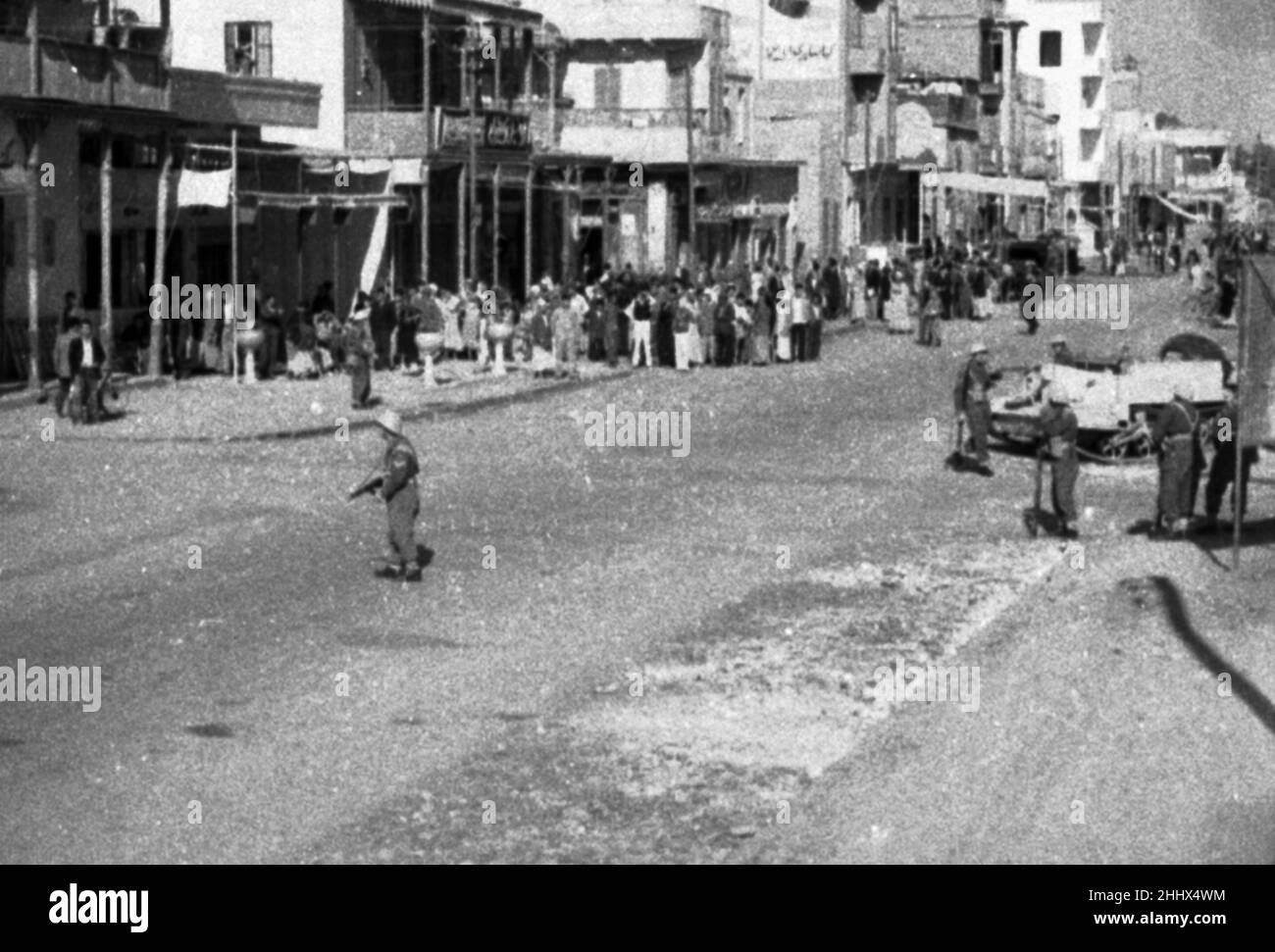 Nach den Ismalia-Krawallen 27th. Januar 1952. Die Unruhen in Ismalia stellten einen großen Zusammenstoß zwischen britischen Streitkräften und der ägyptischen Hilfspolizei in Ismailia, Ägypten, dar. Ismailia liegt am Lake Timsah entlang der Küste des Kanals, auf halbem Weg zwischen Port Said und Suez. Am Vortag ist das gouvernement Ismailia die Hauptstadt der Region Canal, in der die Suezkanal-Behörde ihren Sitz hat. Stockfoto