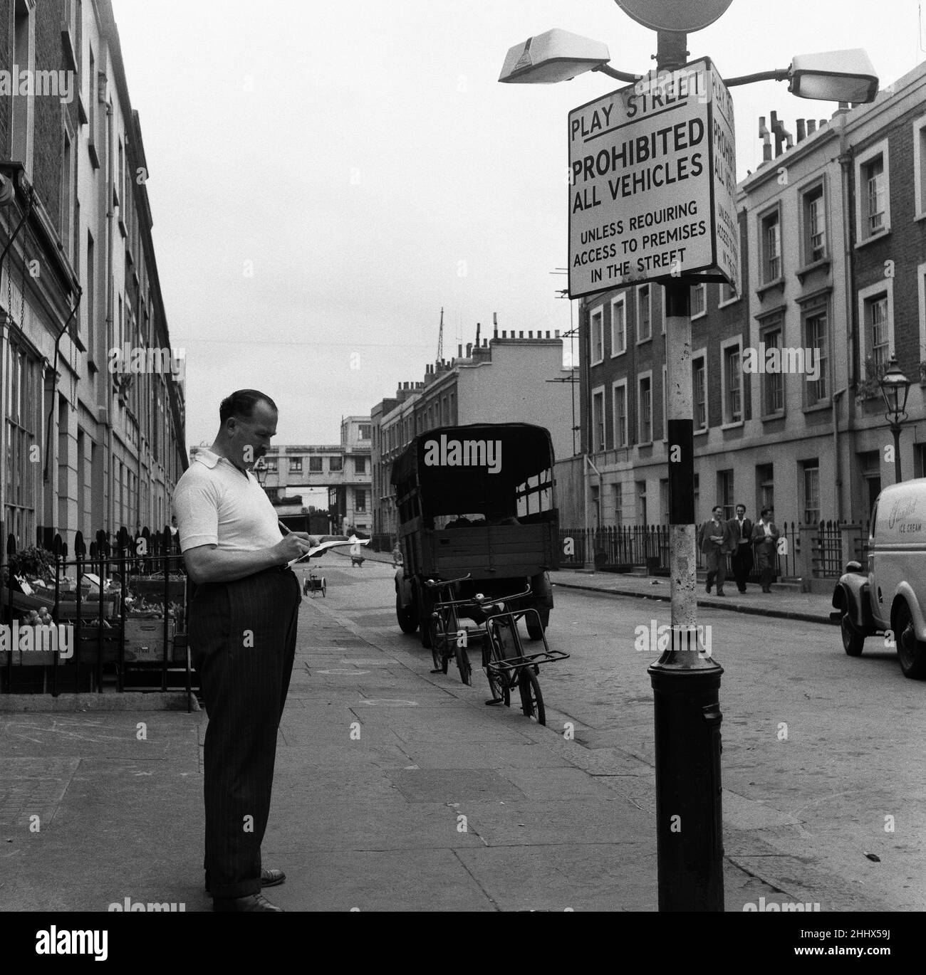 Kinderspielplatz in einem statischen Wasserbehälter in der City of Westminster, London. 6th. August 1954. Stockfoto