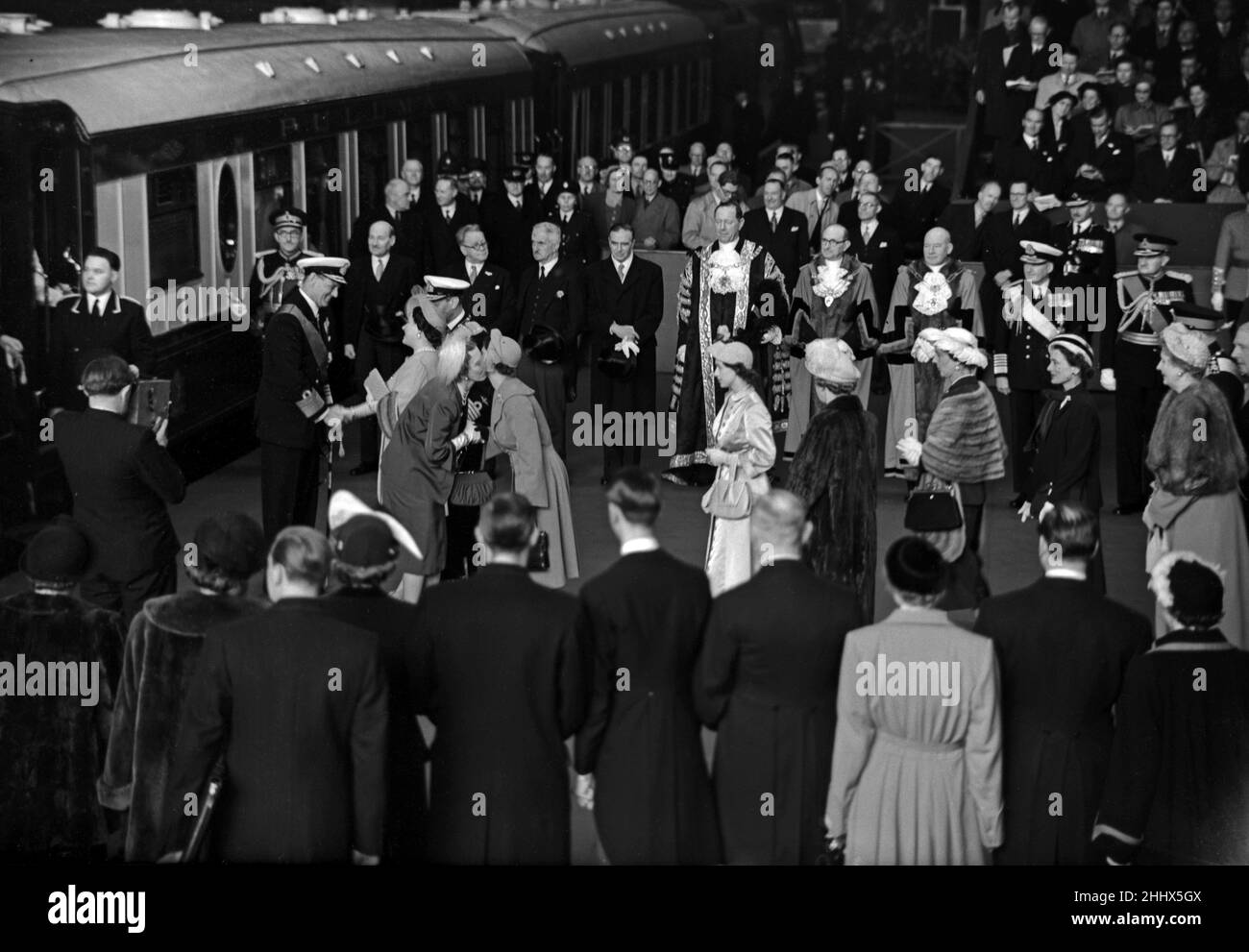 Der Staatsbesuch von König Friedrich IX. Und Königin Ingrid von Dänemark. Bei ihrer Ankunft werden sie von Mitgliedern der britischen Königsfamilie begrüßt. 8th Mai 1951. Stockfoto